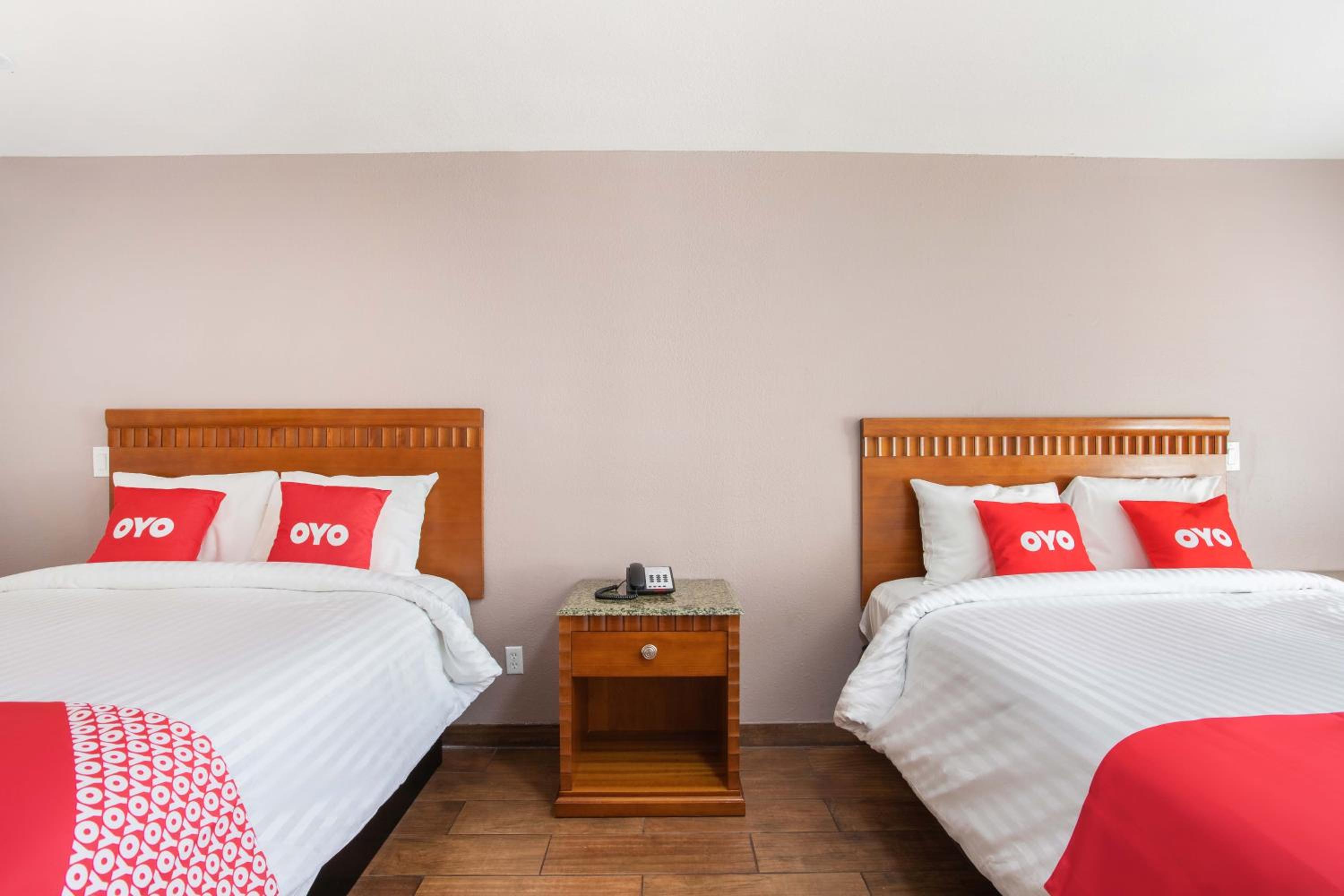 Queen Room with Two Queen Beds photo 3