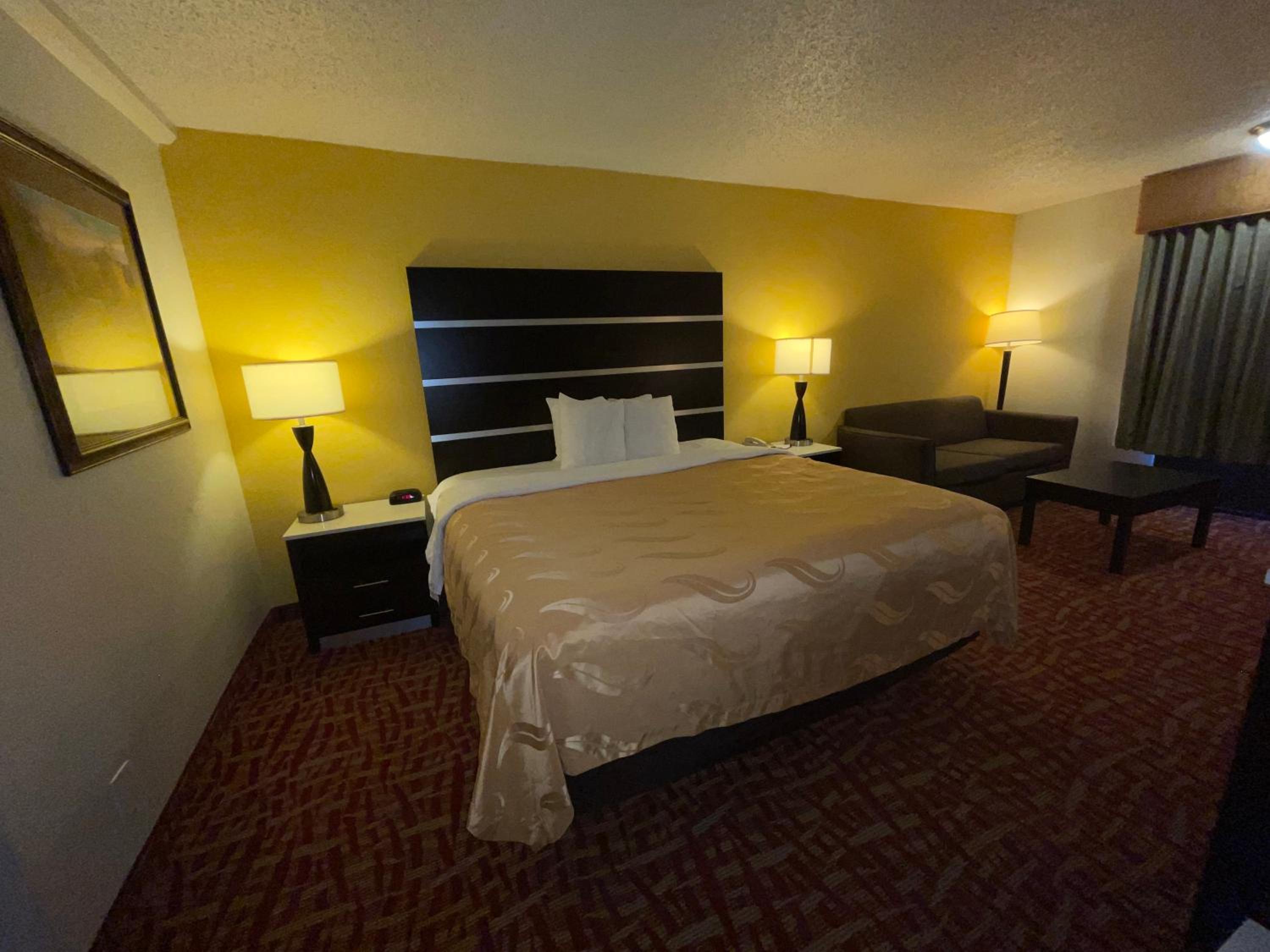 King Room - Accessible/Smoking - Photo 1