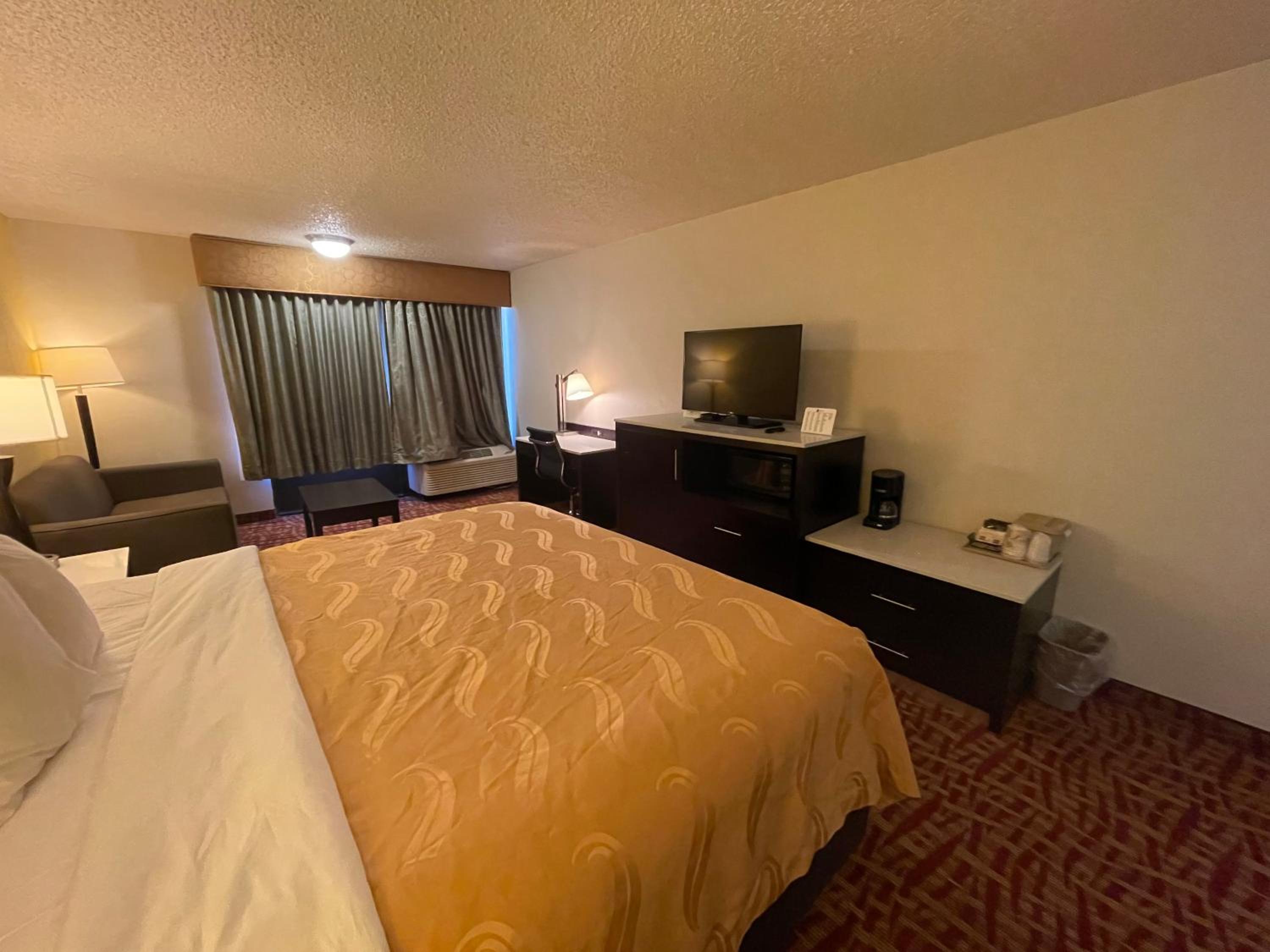 King Room - Non-Smoking - Photo 3