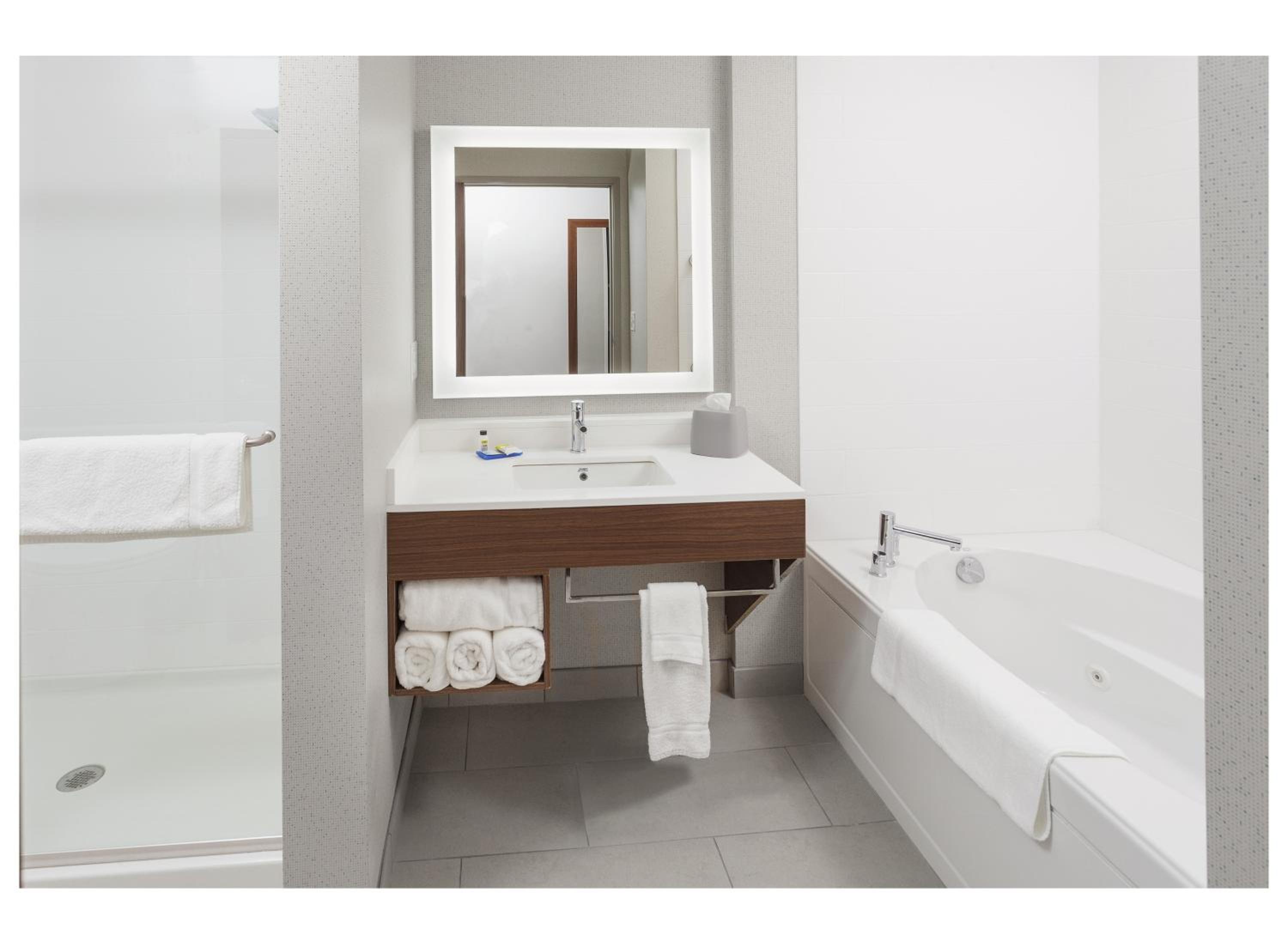 King Suite with Spa Bath - Photo 3