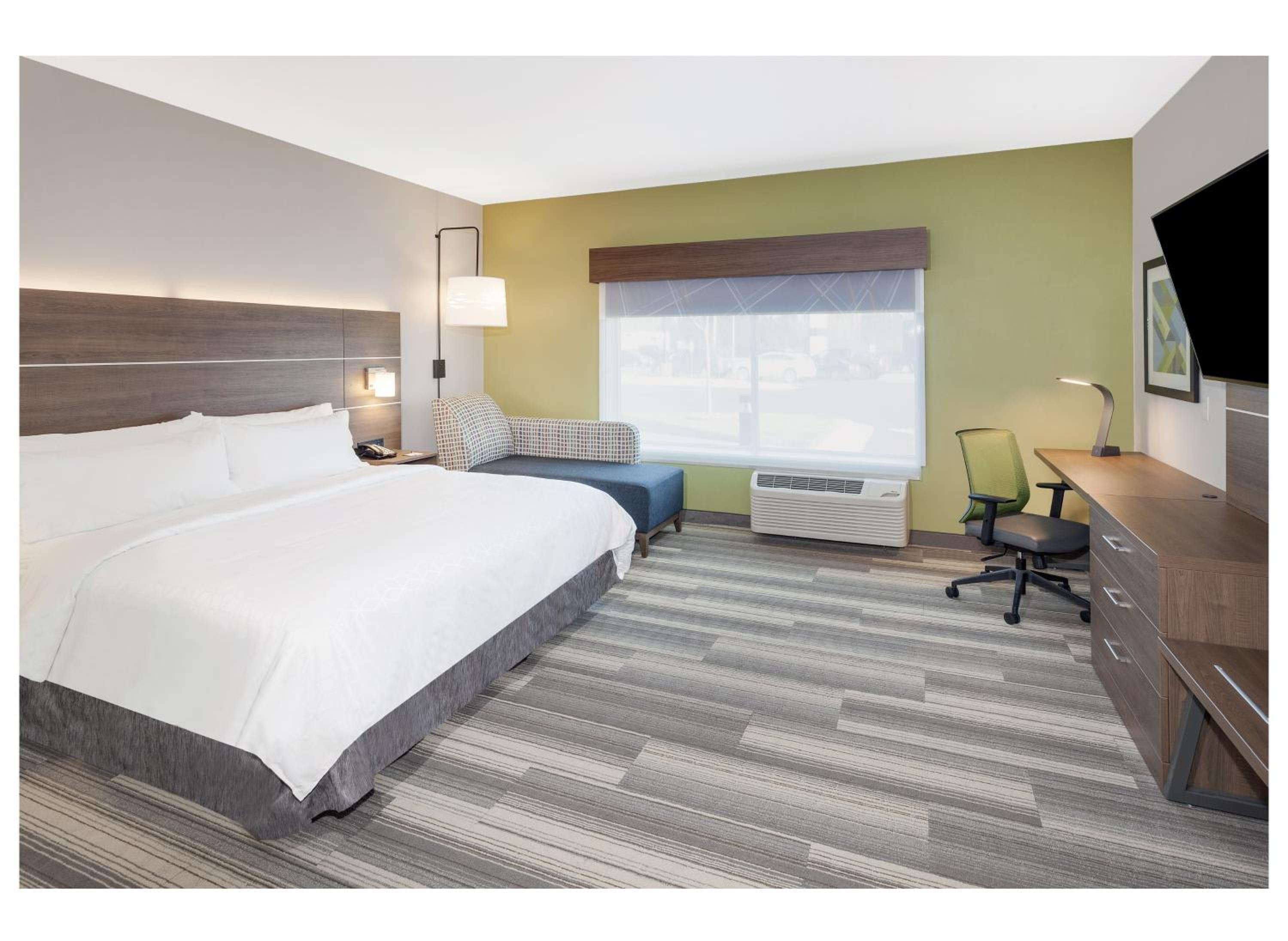 Standard King Room with Mobility Accessible Tub - Photo 5