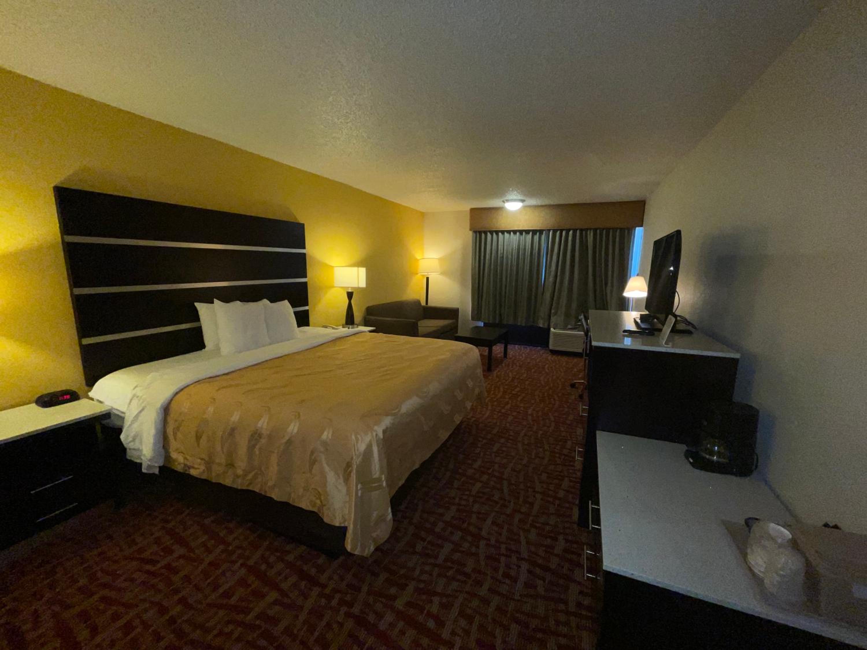 King Room - Non-Smoking - Photo 4