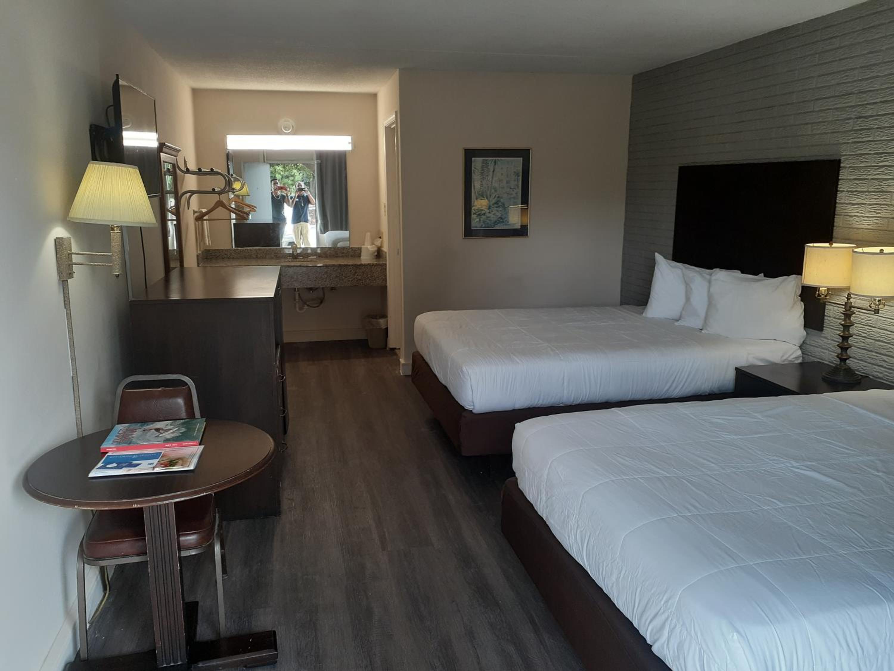 Queen Room with Two Queen Beds - Non-Smoking - Photo 3