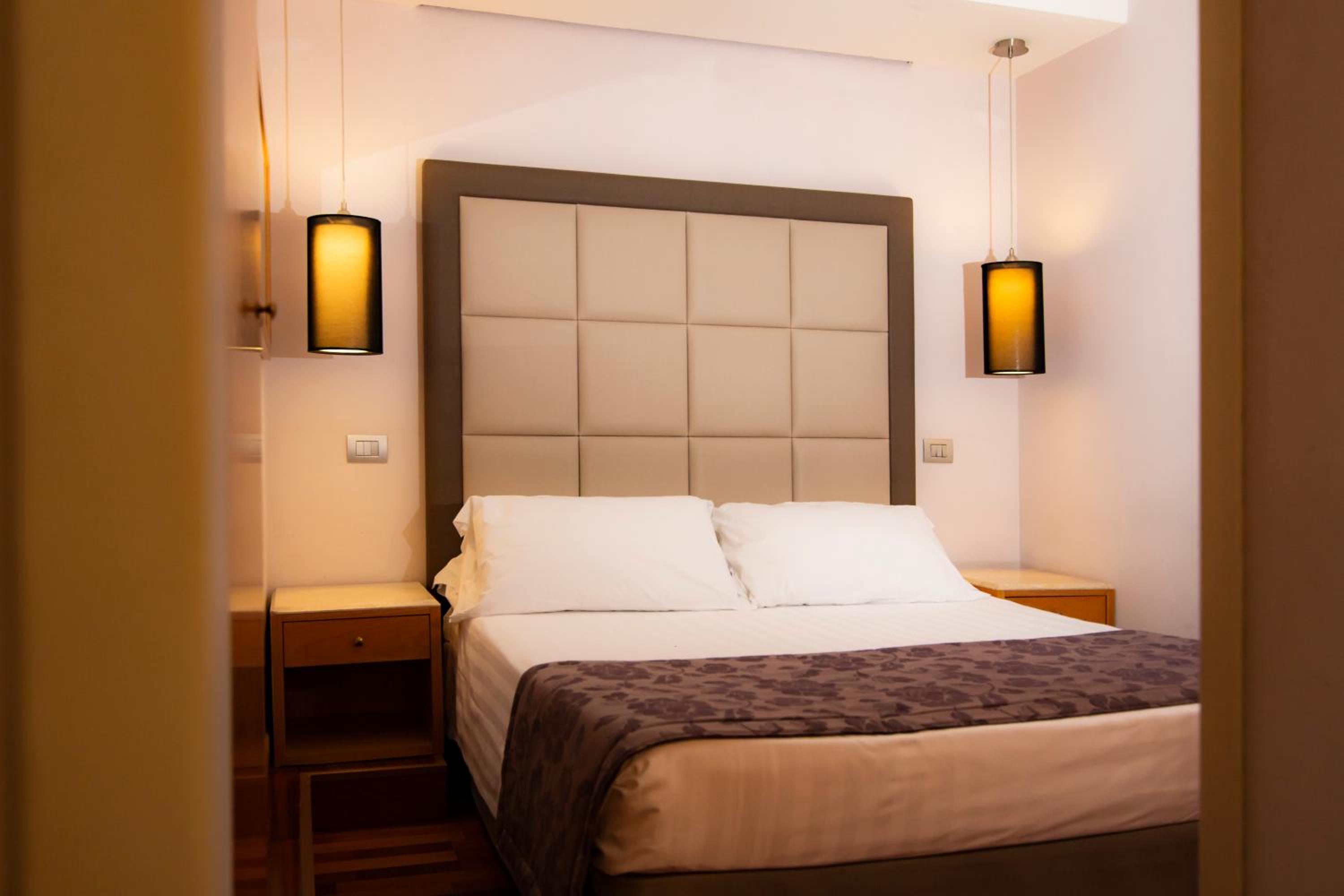 Small Double or Twin Room thumbnail 6