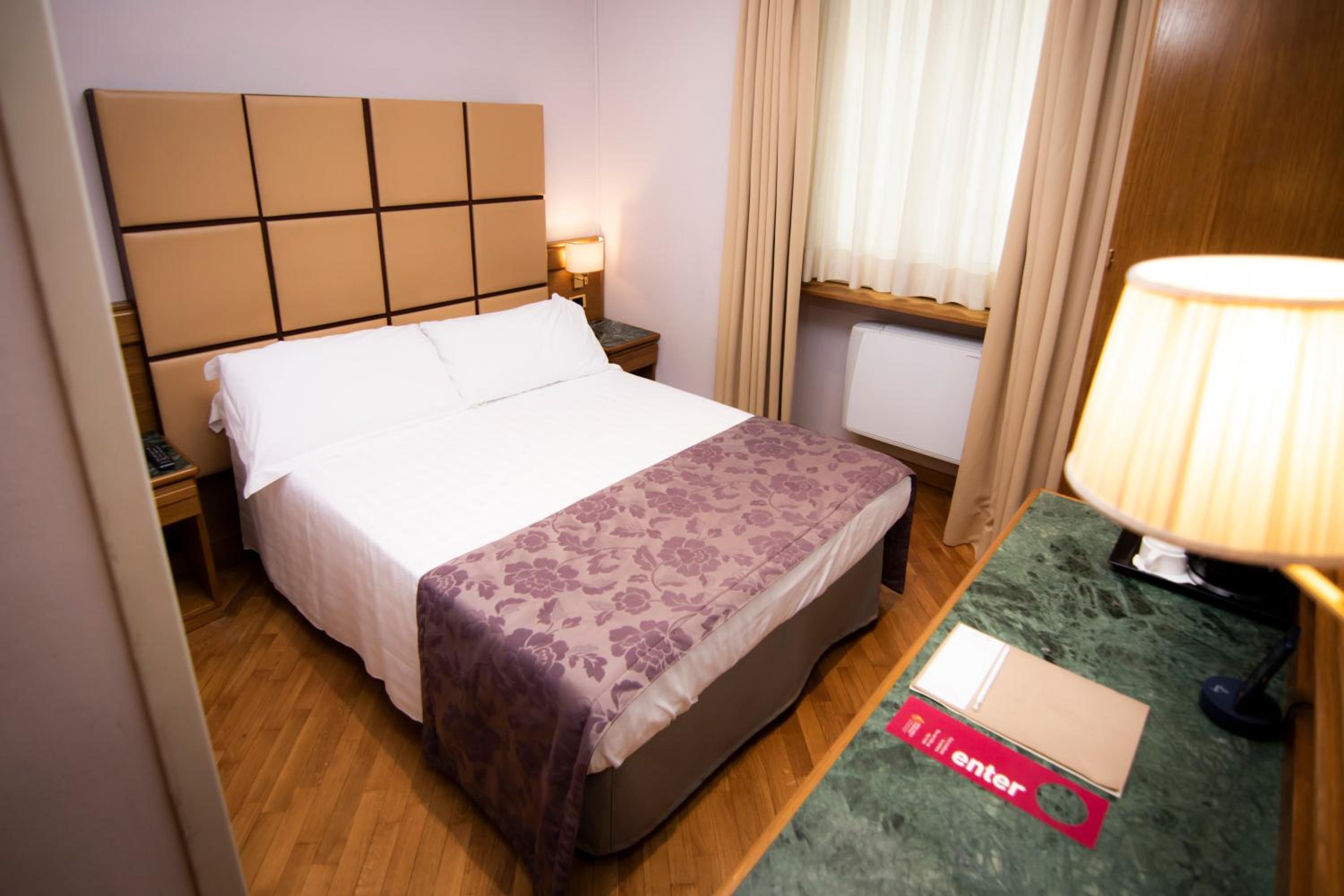 Small Double or Twin Room thumbnail 5