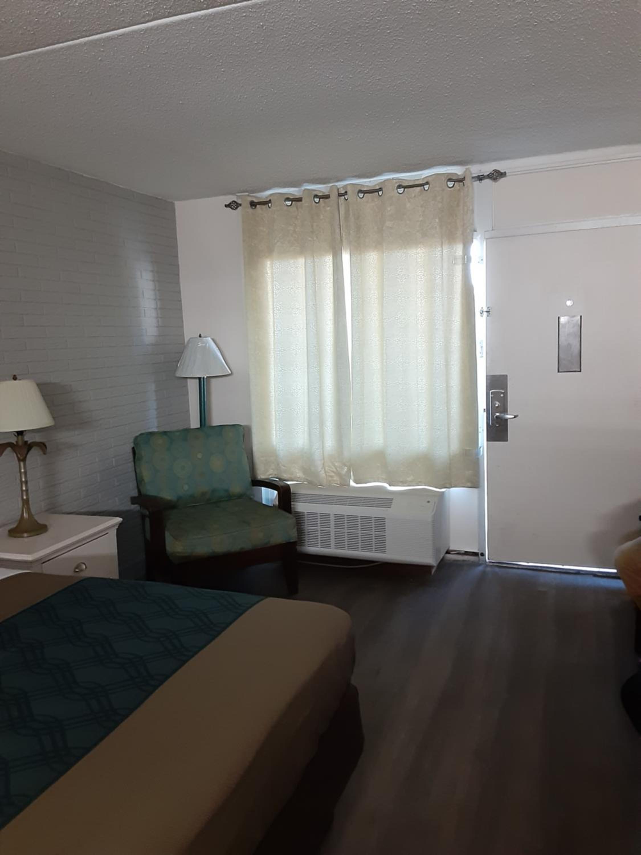 King Room - Non-Smoking - Photo 5