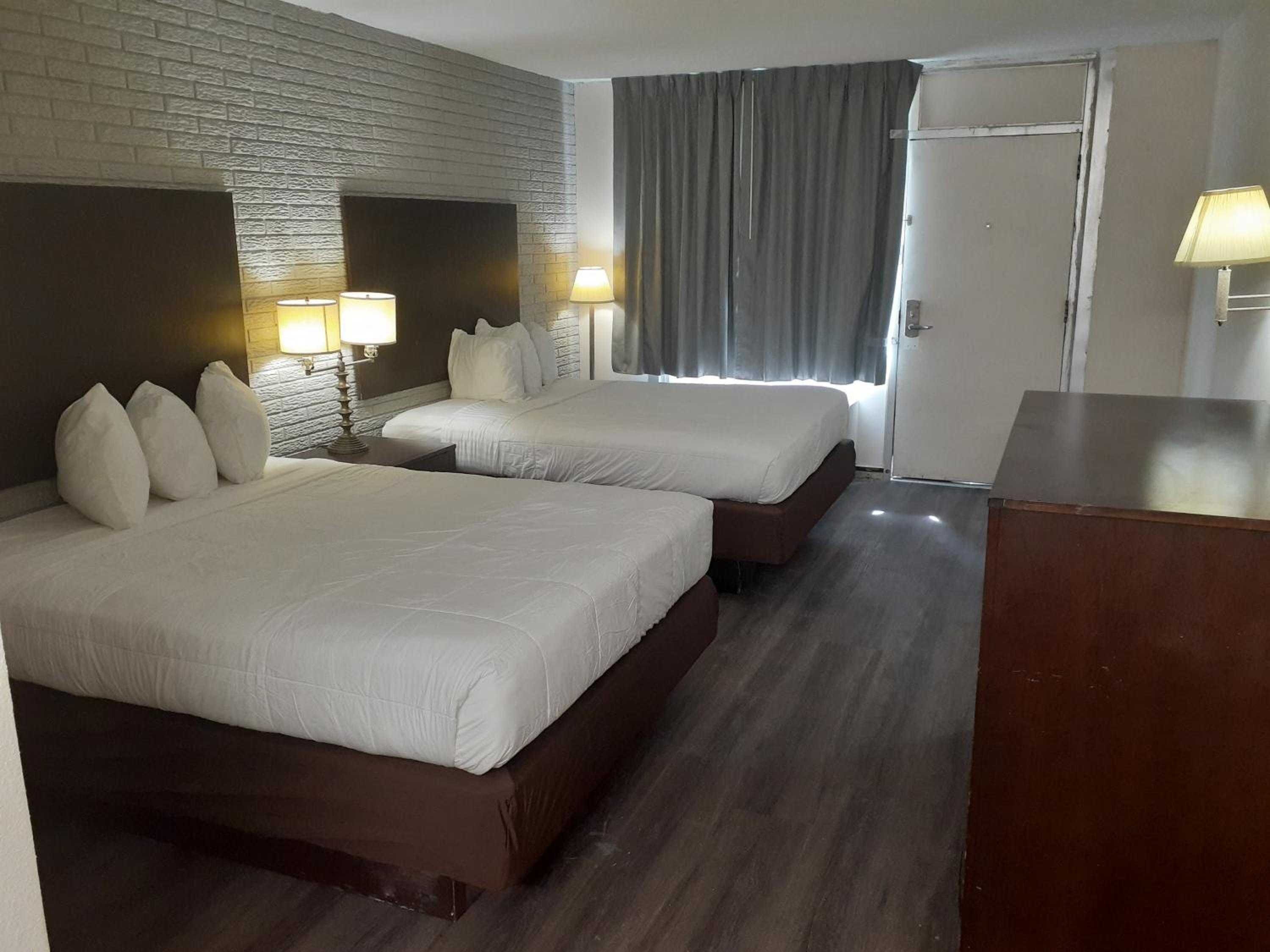 Queen Room with Two Queen Beds - Non-Smoking - Photo 1