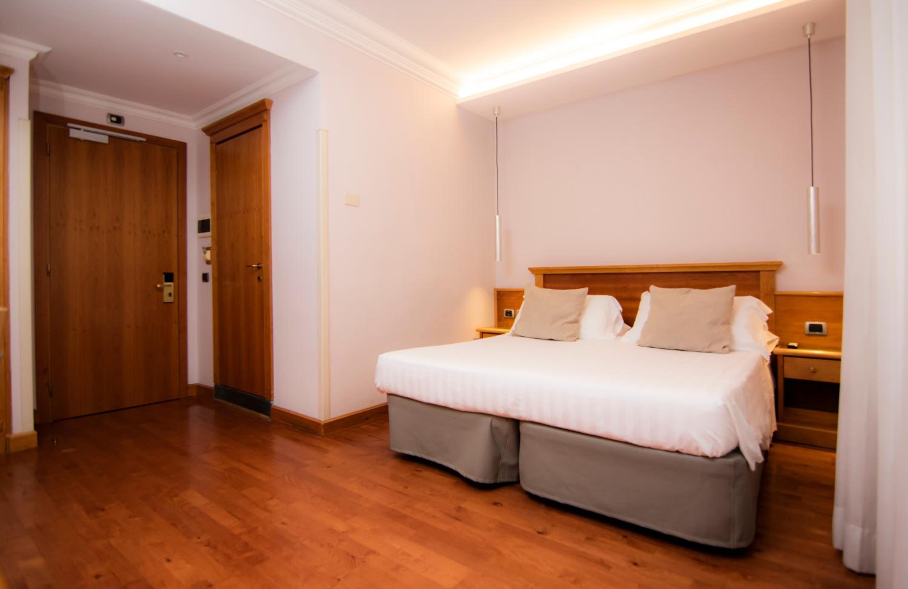 Standard Double or Twin Room thumbnail 5