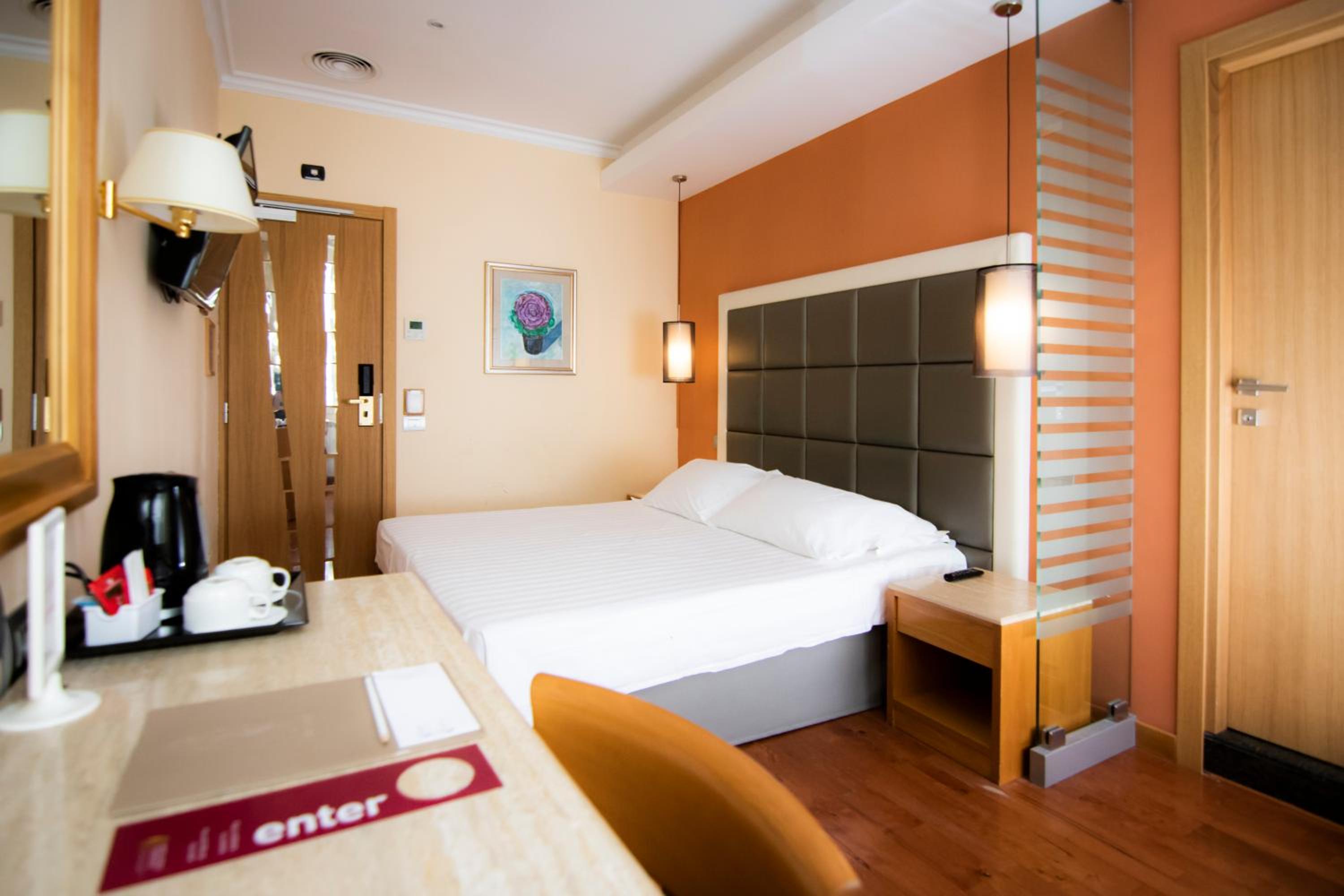Standard Double Room thumbnail 6