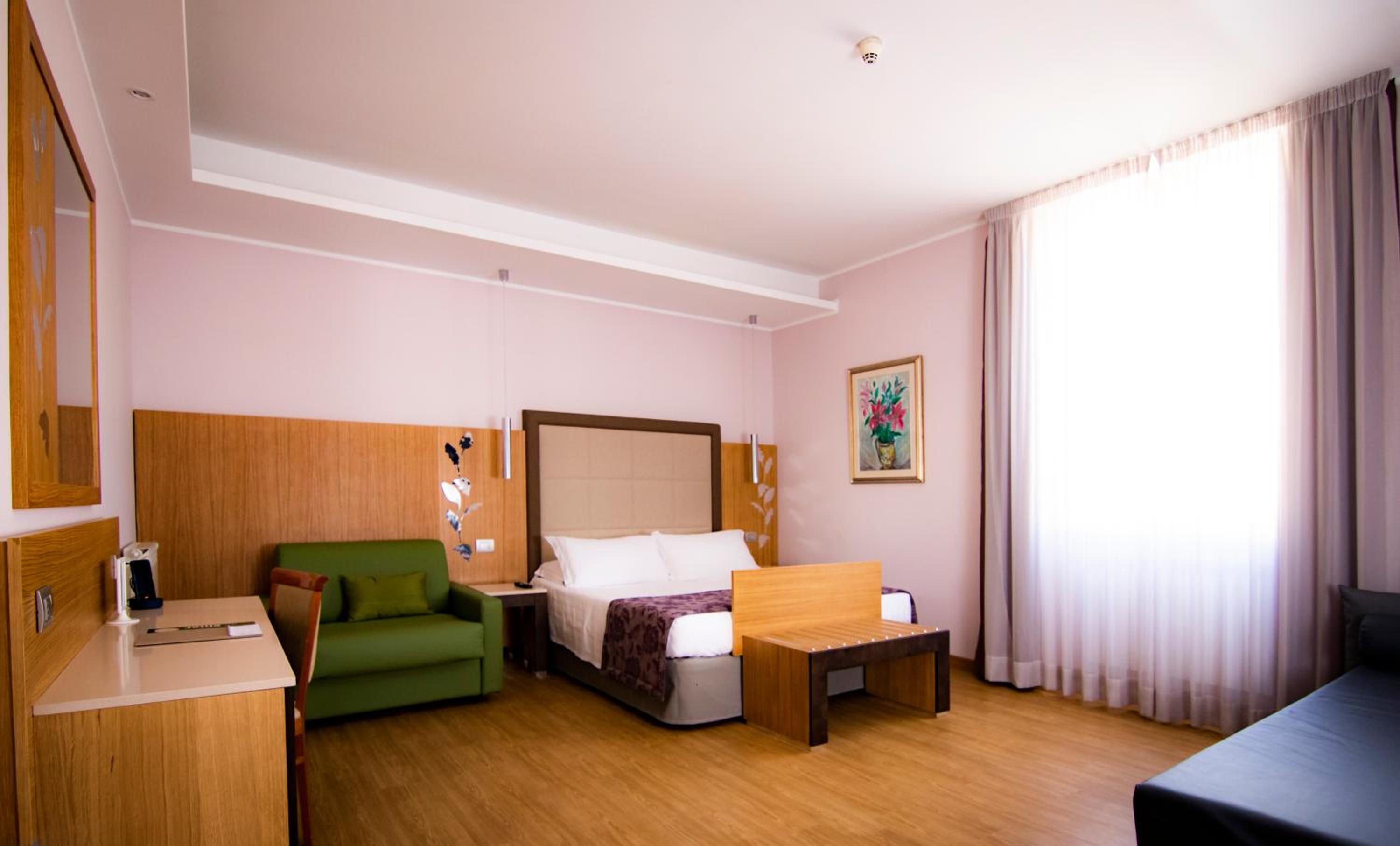 Quadruple Room with View thumbnail 6