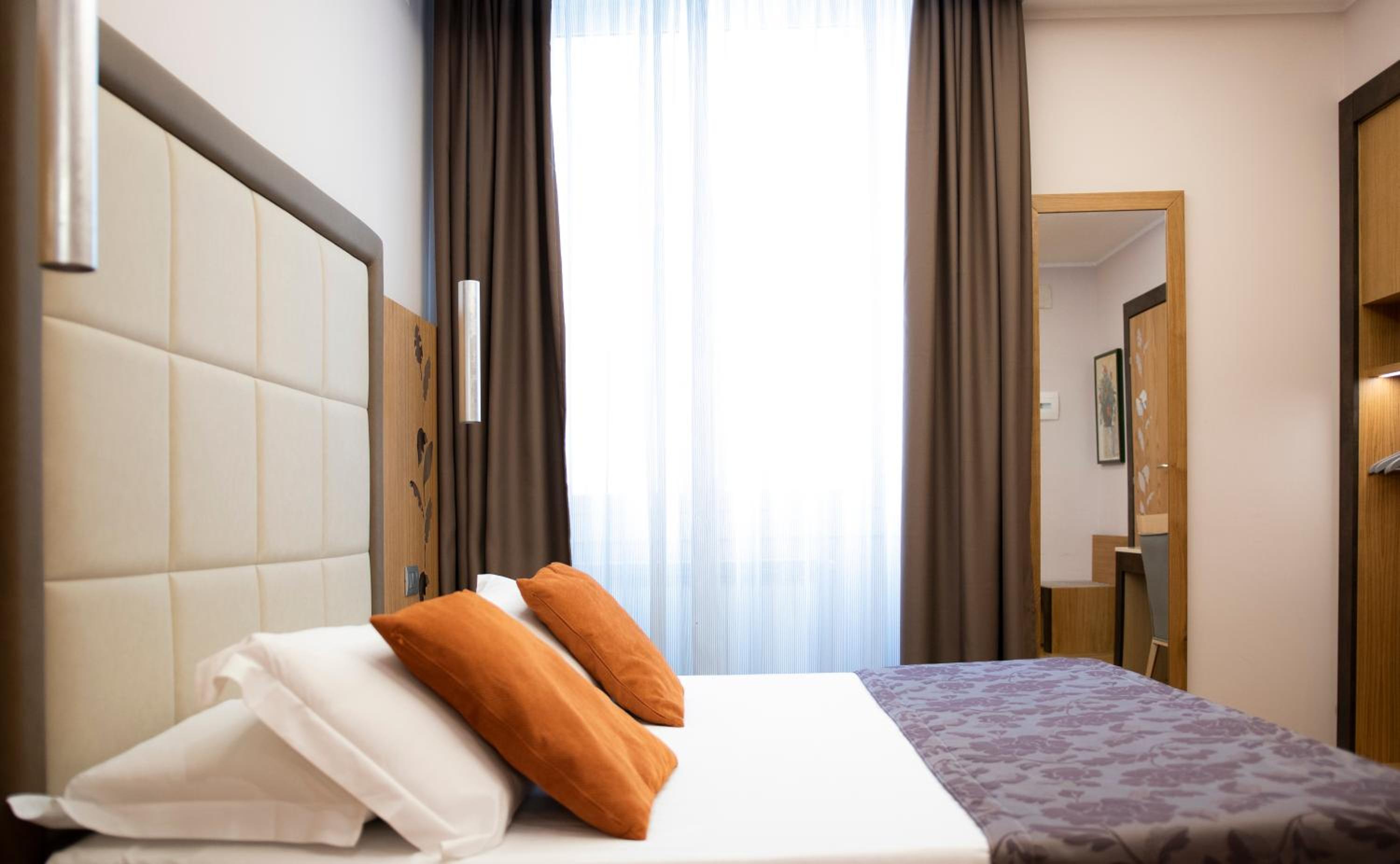 Deluxe Double Room thumbnail 5