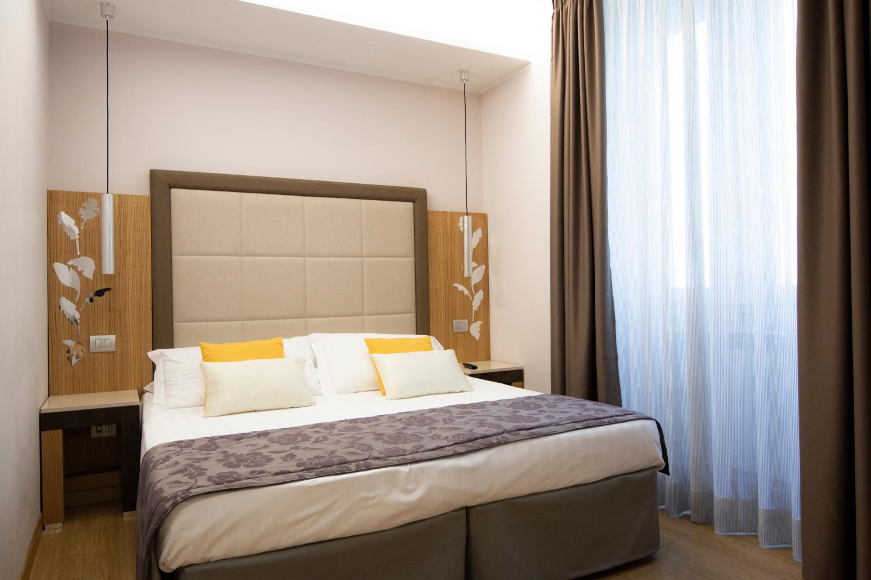 Deluxe Double Room thumbnail 5