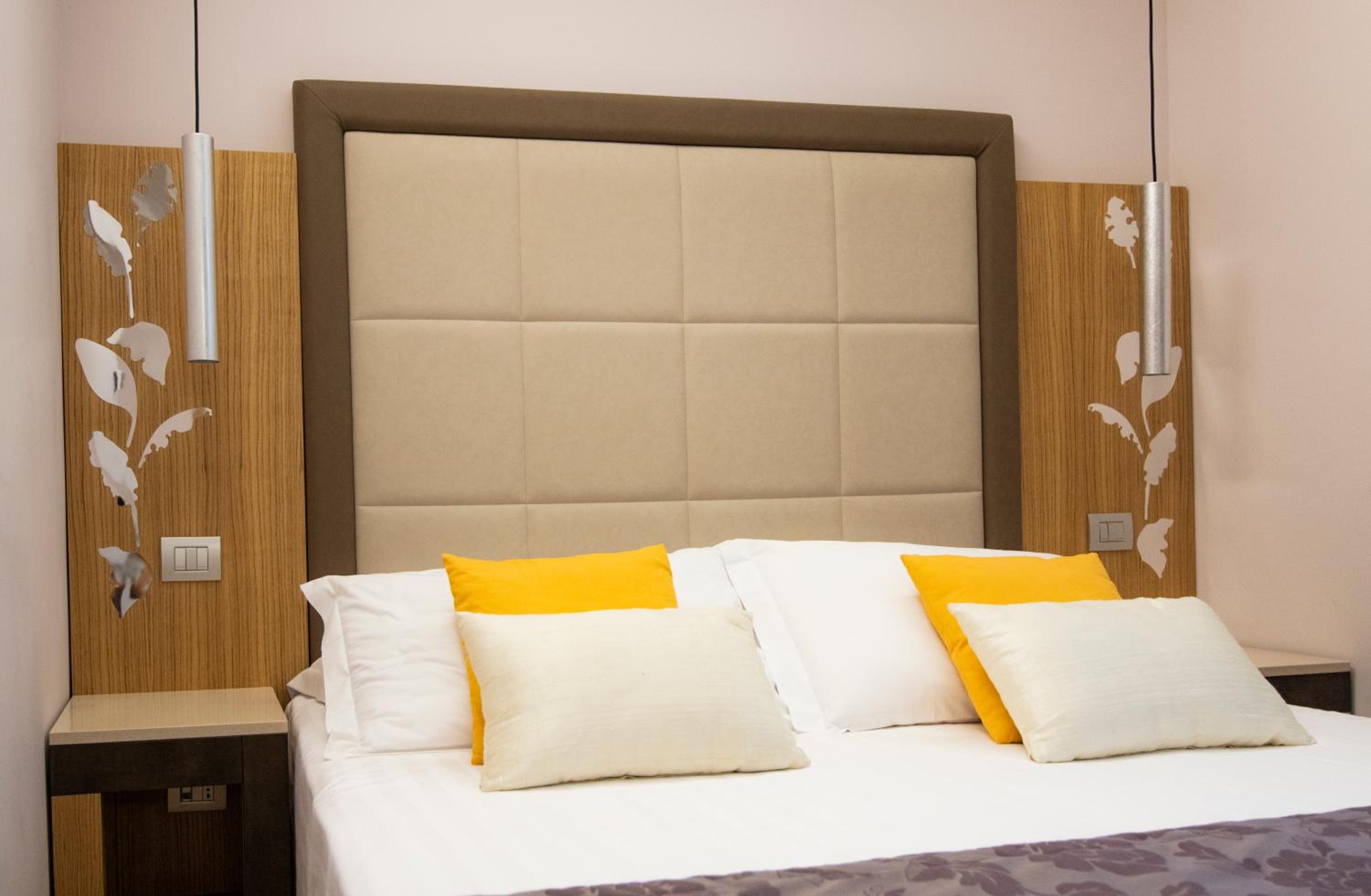 Deluxe Double Room thumbnail 6
