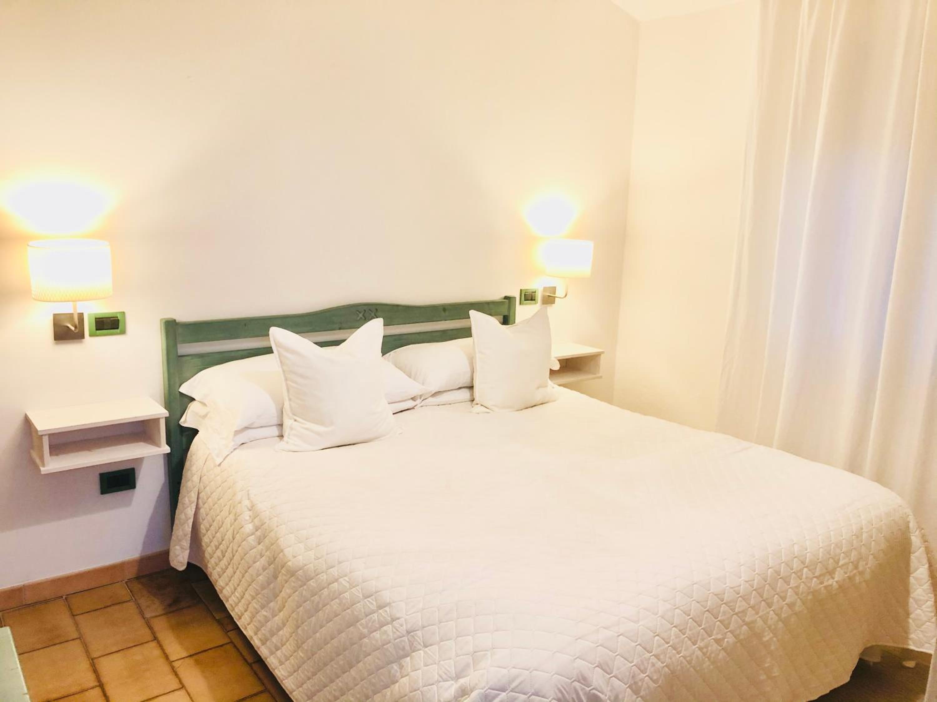 Double Room with Balcony - Photo 11