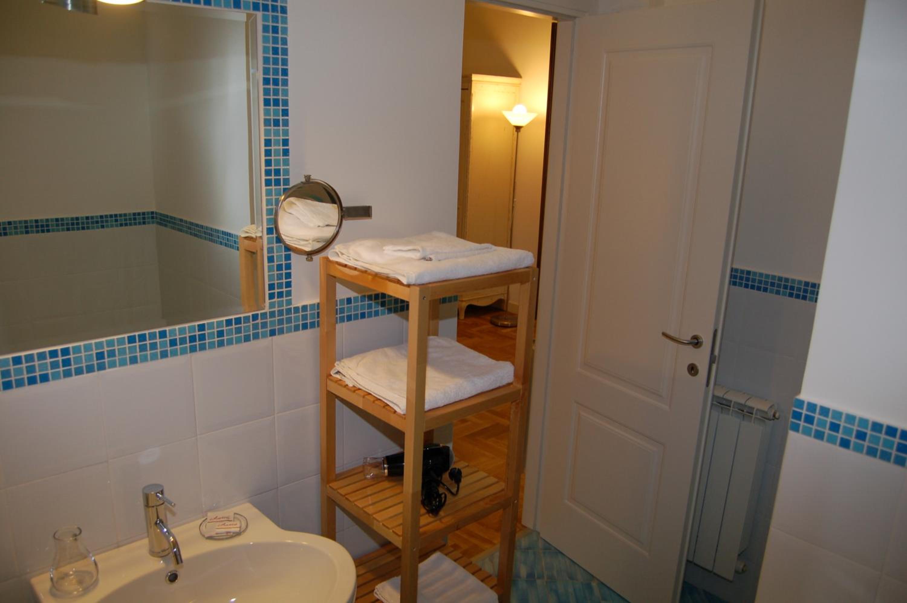 Double Room with Balcony - Photo 8