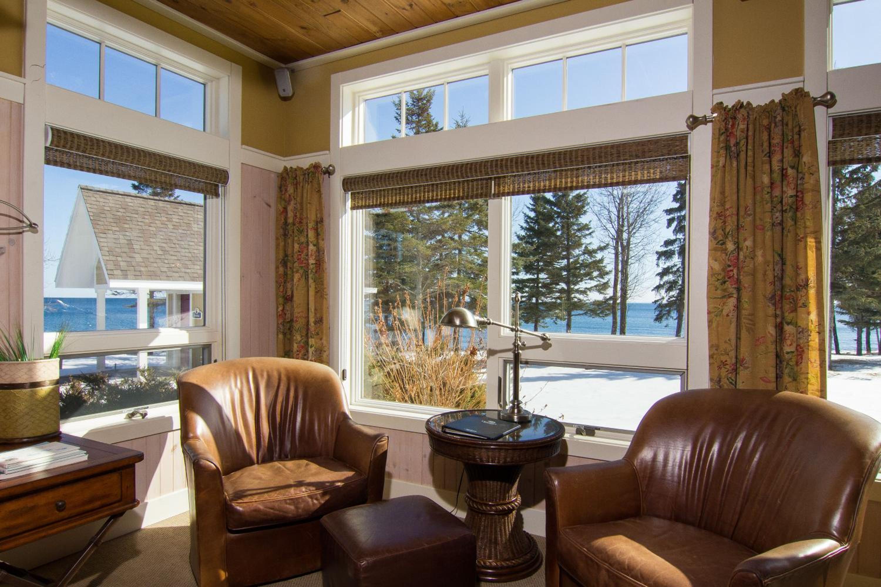 Family Room with Lake View photo 3