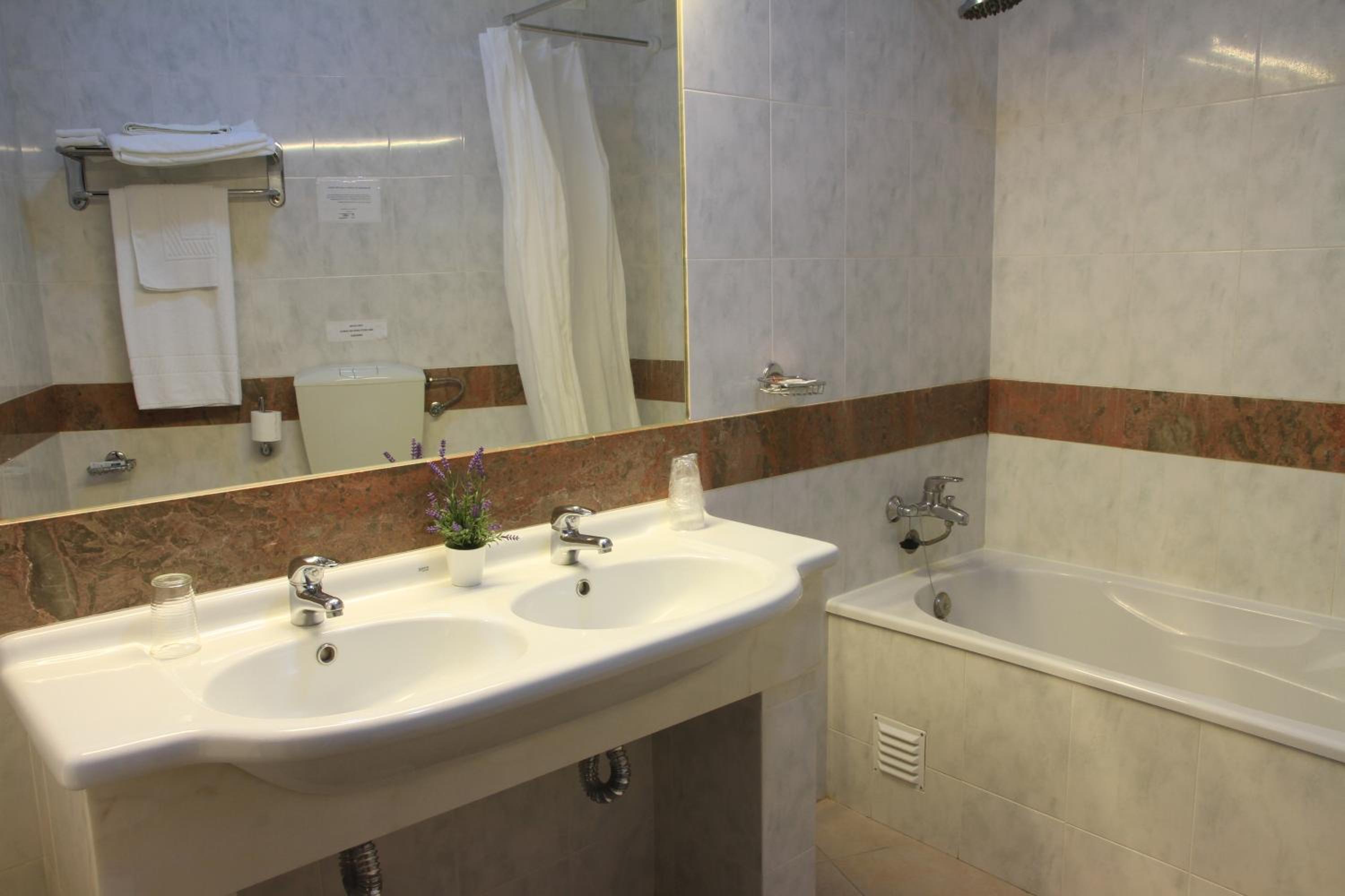 Twin Room - Photo 3