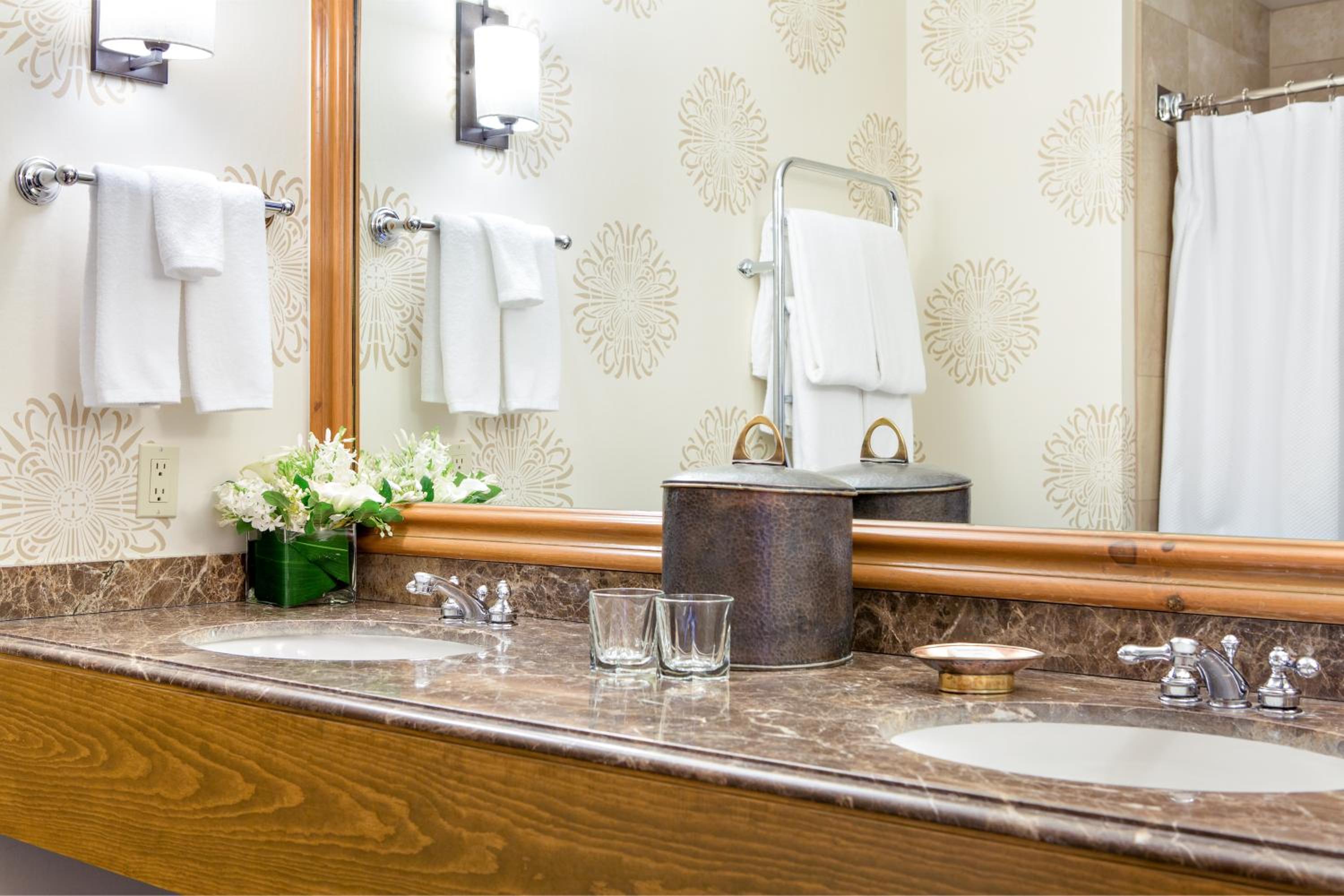 King Room with Accessible Tub - Disability Access - Photo 3