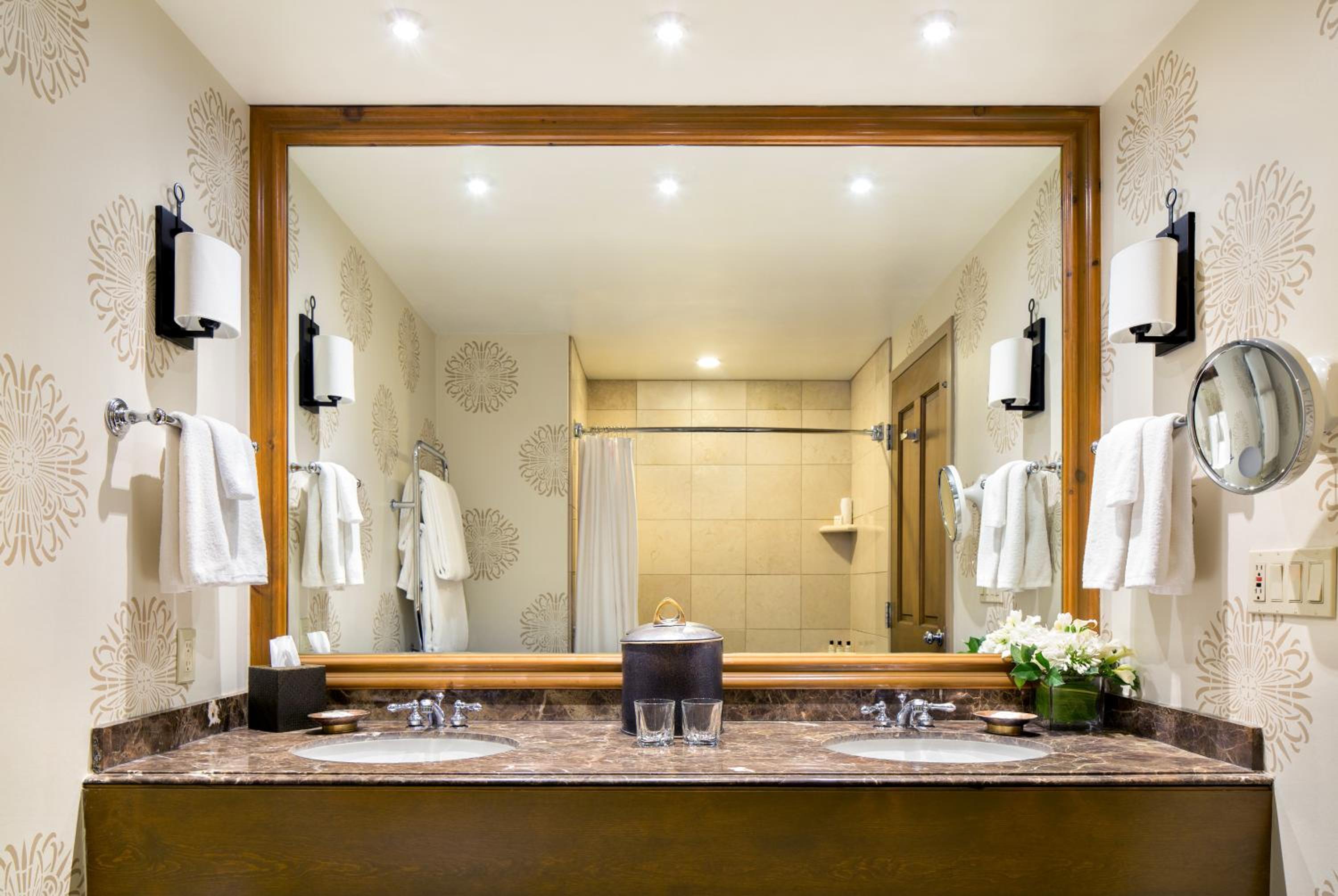 King Room with Accessible Tub - Disability Access - Photo 4