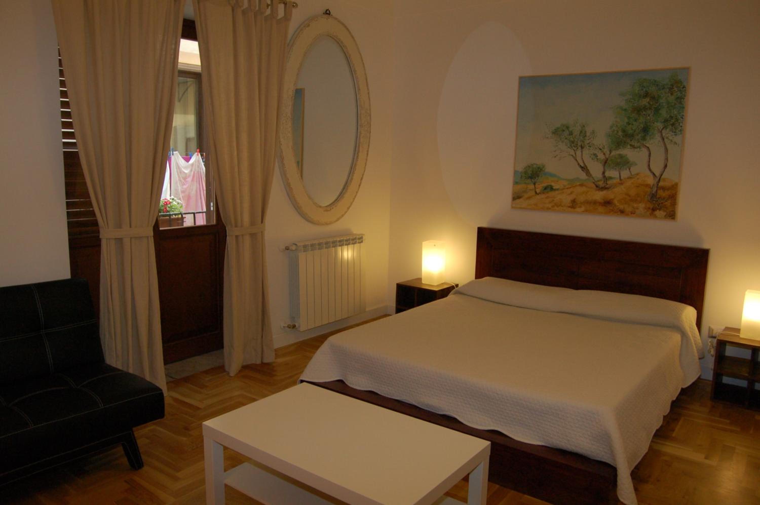 Double Room with Balcony - Photo 14