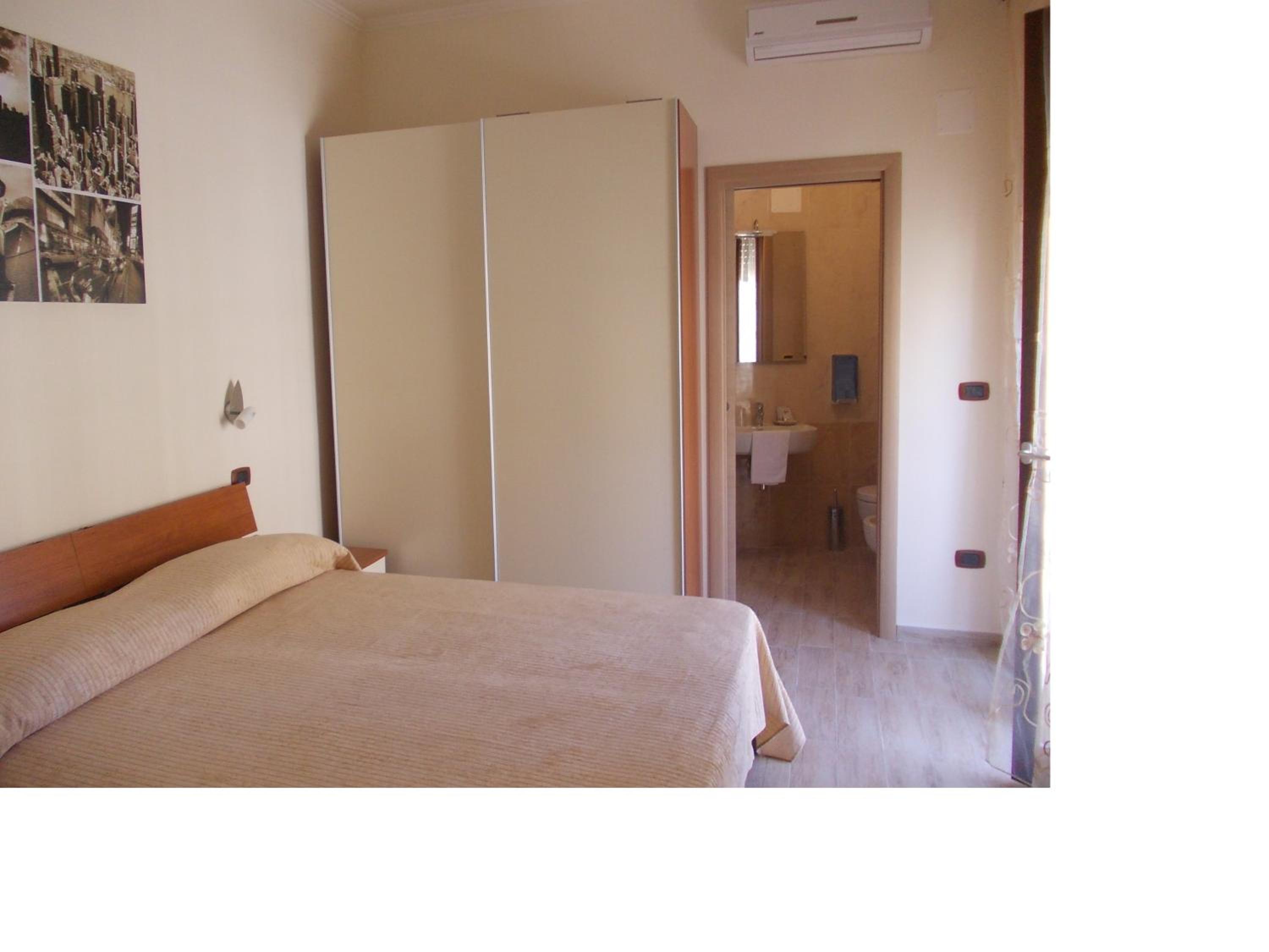 Twin Room with Private Bathroom - Photo 6