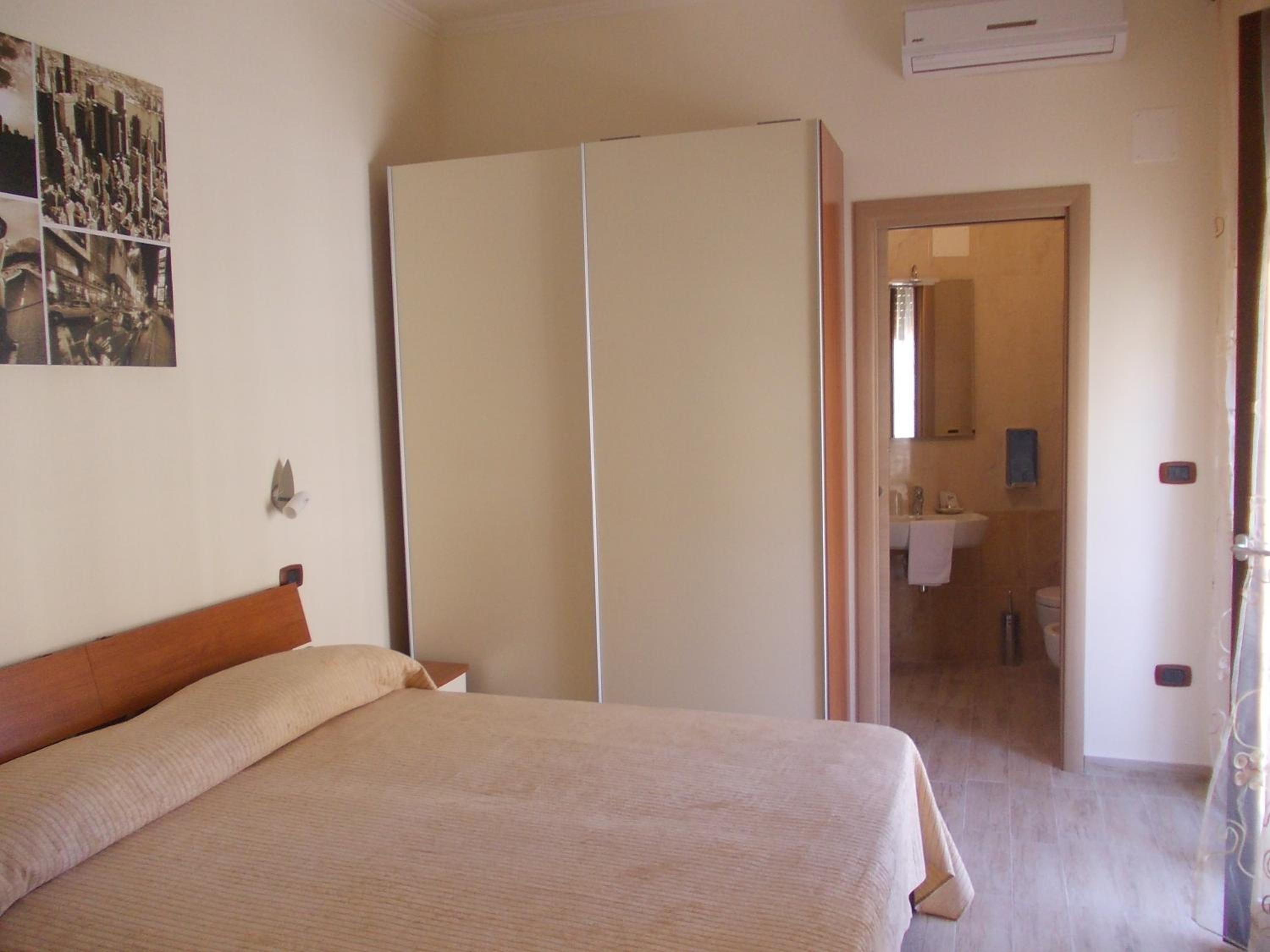 Twin Room with Private Bathroom - Photo 8