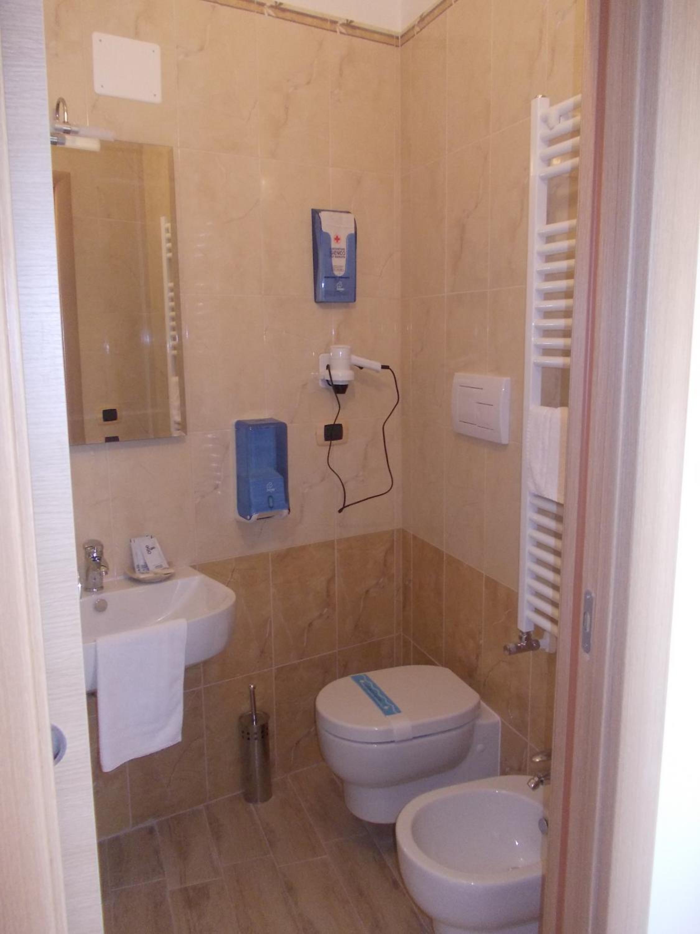 Twin Room with Private Bathroom - Photo 9