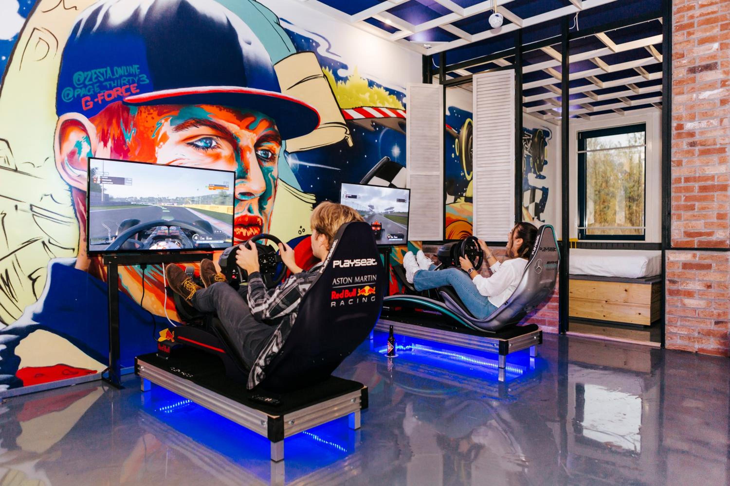 10-Person Studio with Race Theme and Private External Bathroom