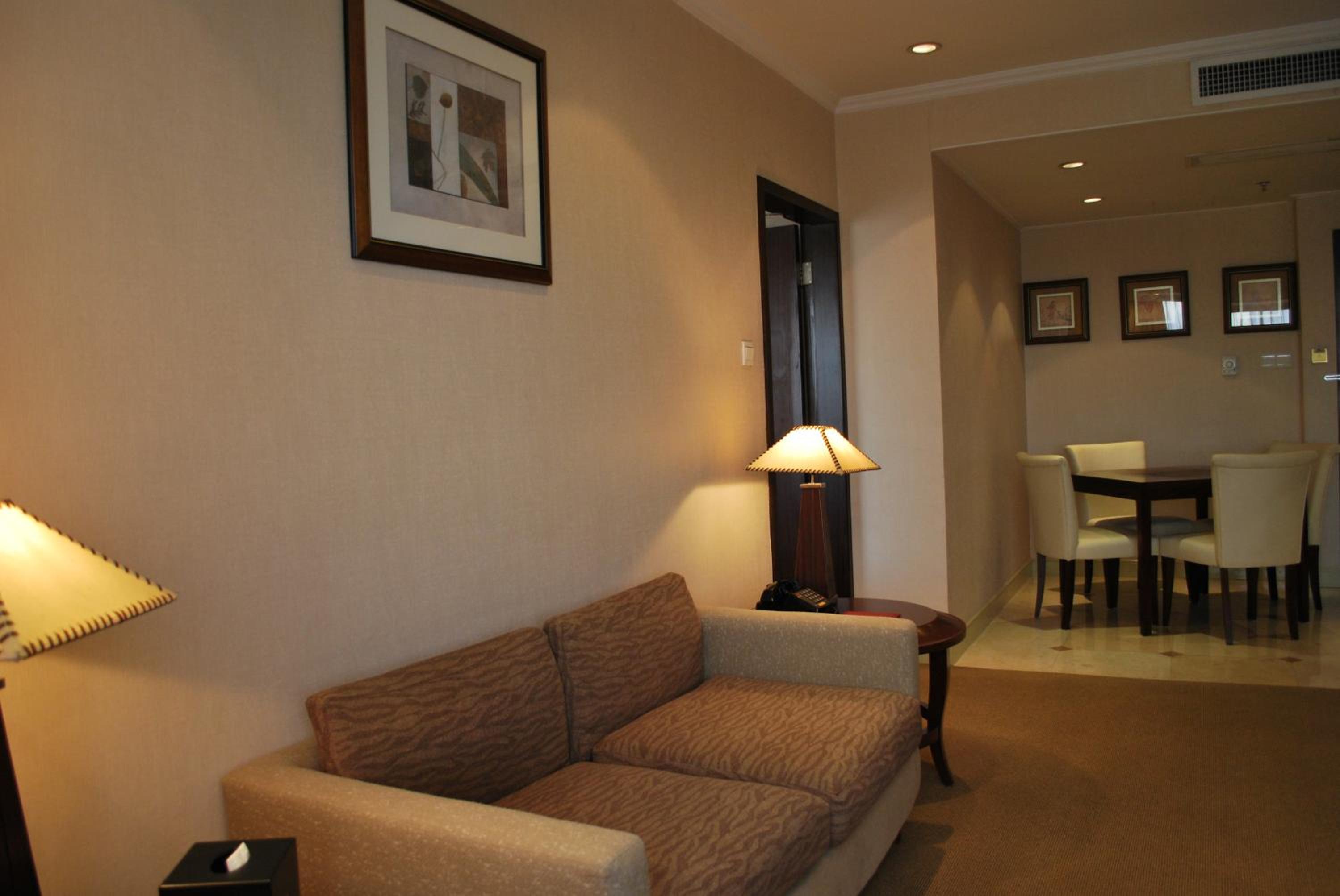 Executive Suite - Photo 3