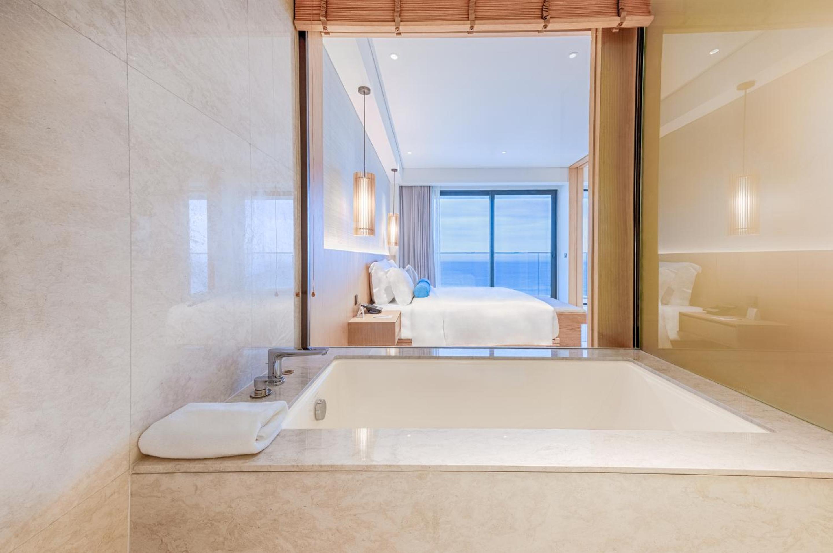 Monogram Suite Twin Ocean View with Monogram Lounge Access - Mini-bar included once per stay, Daily Guest Activities - Photo 9