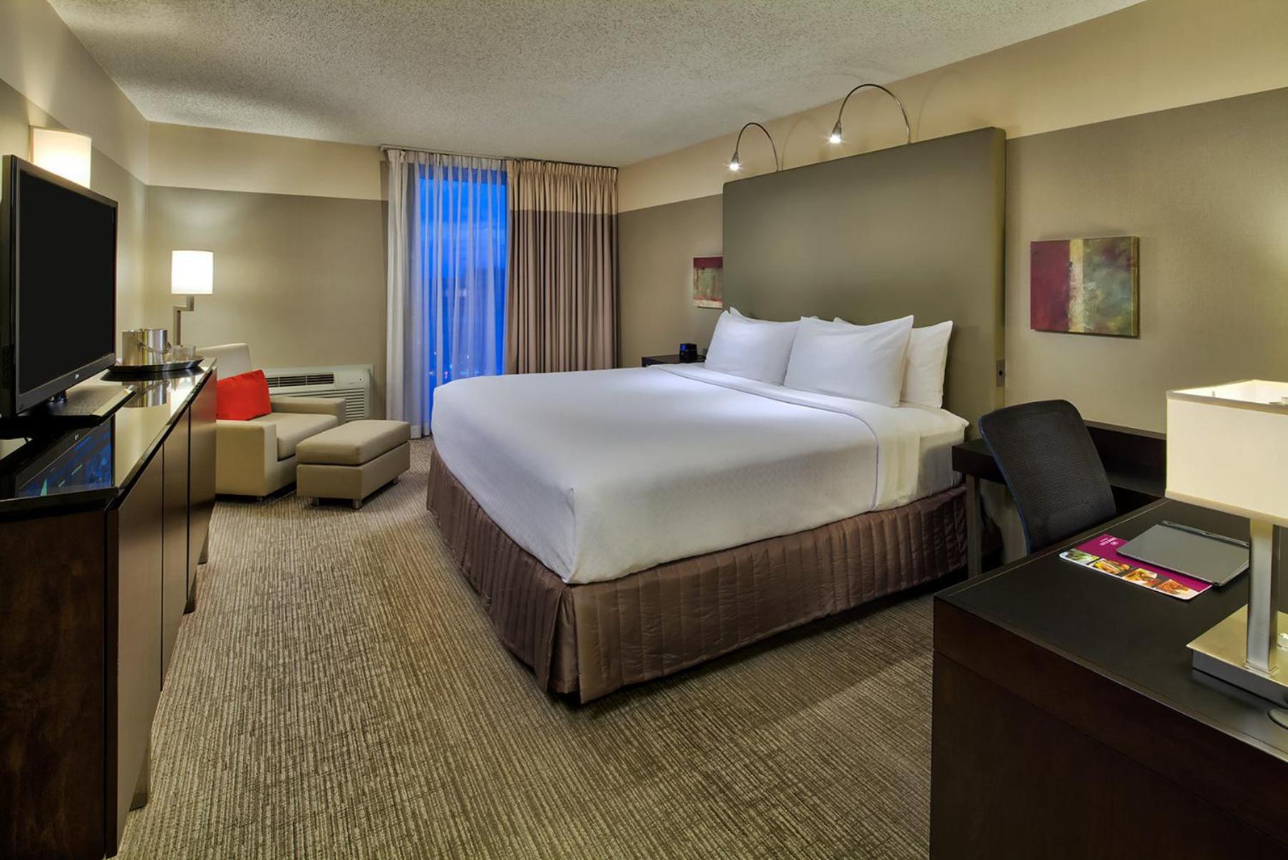 Standard King Room with Balcony - Photo 4