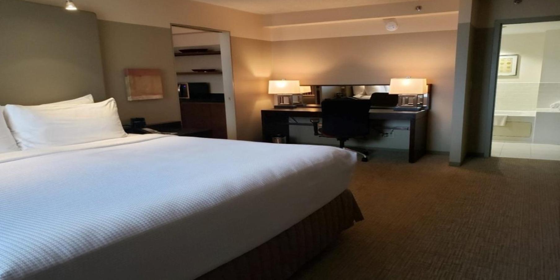 King Suite - Non-Smoking - Photo 3