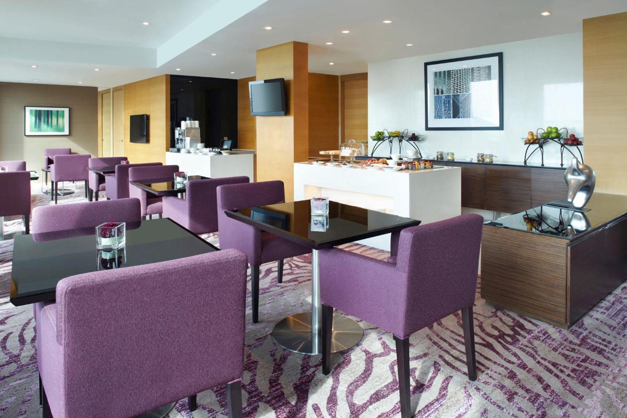 Executive Premier Room with Queen Bed photo 2