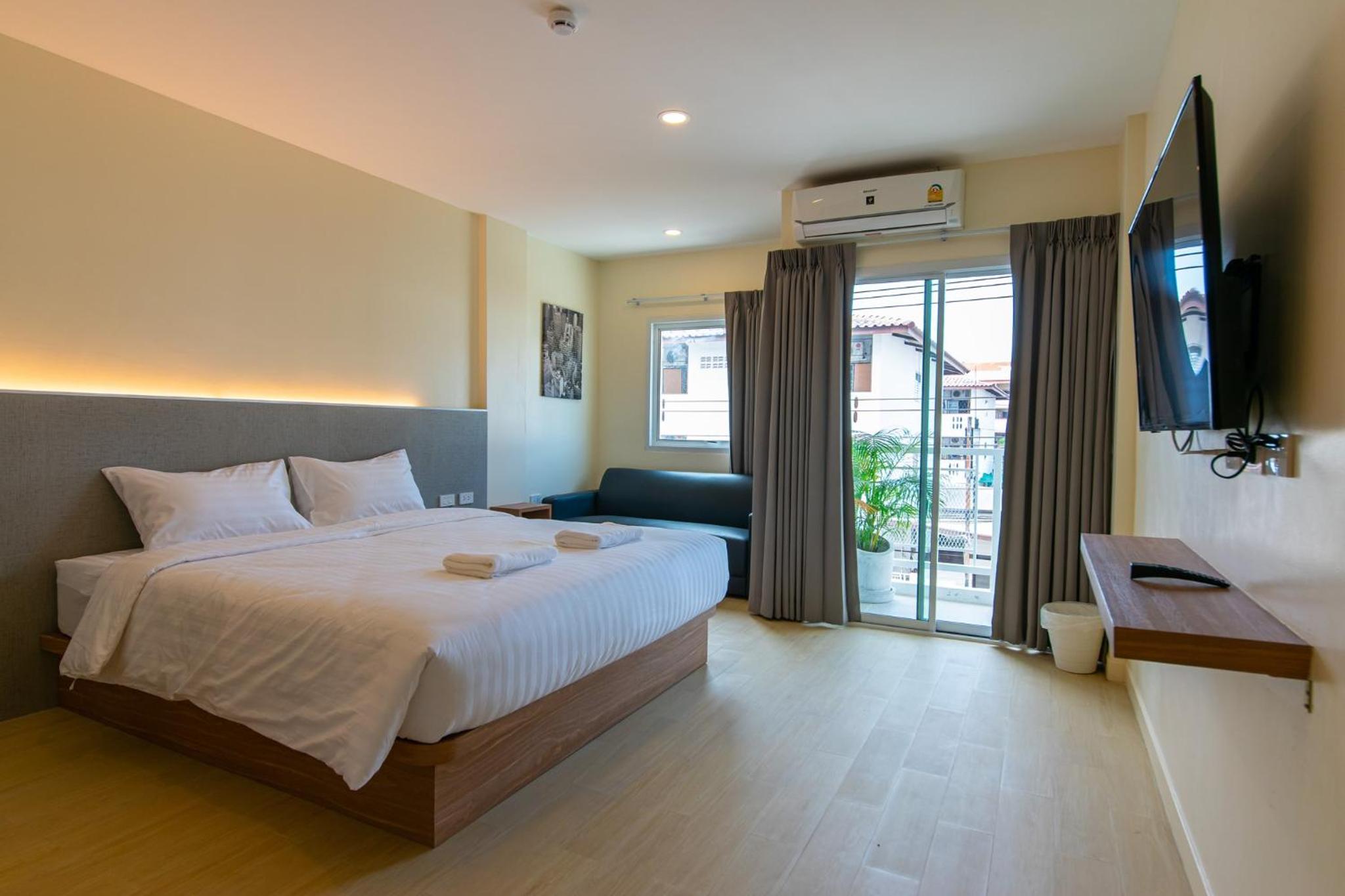 Deluxe Double Room with Balcony photo 2