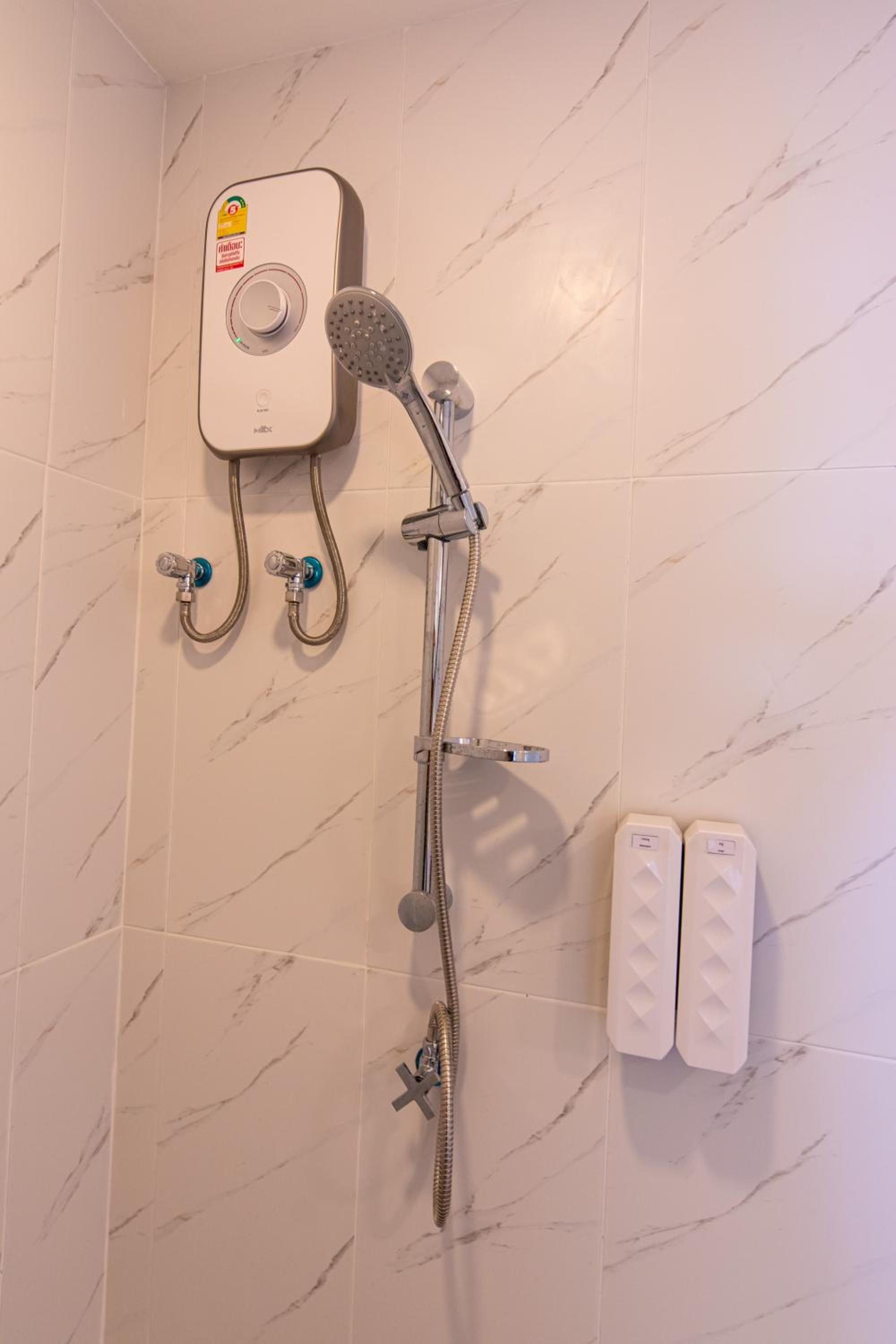 Standard Twin Room - Photo 3