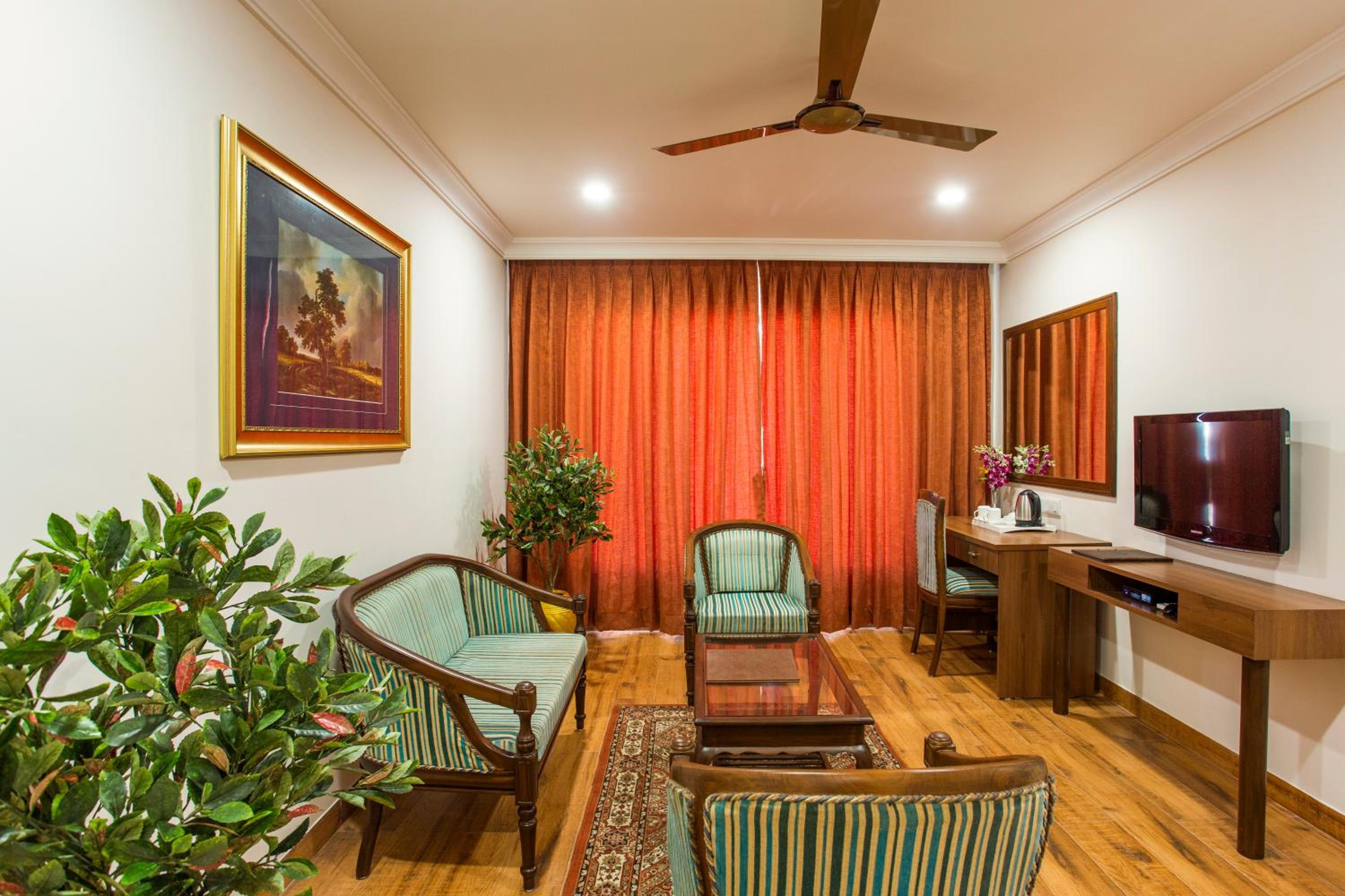 Suite - Photo 1