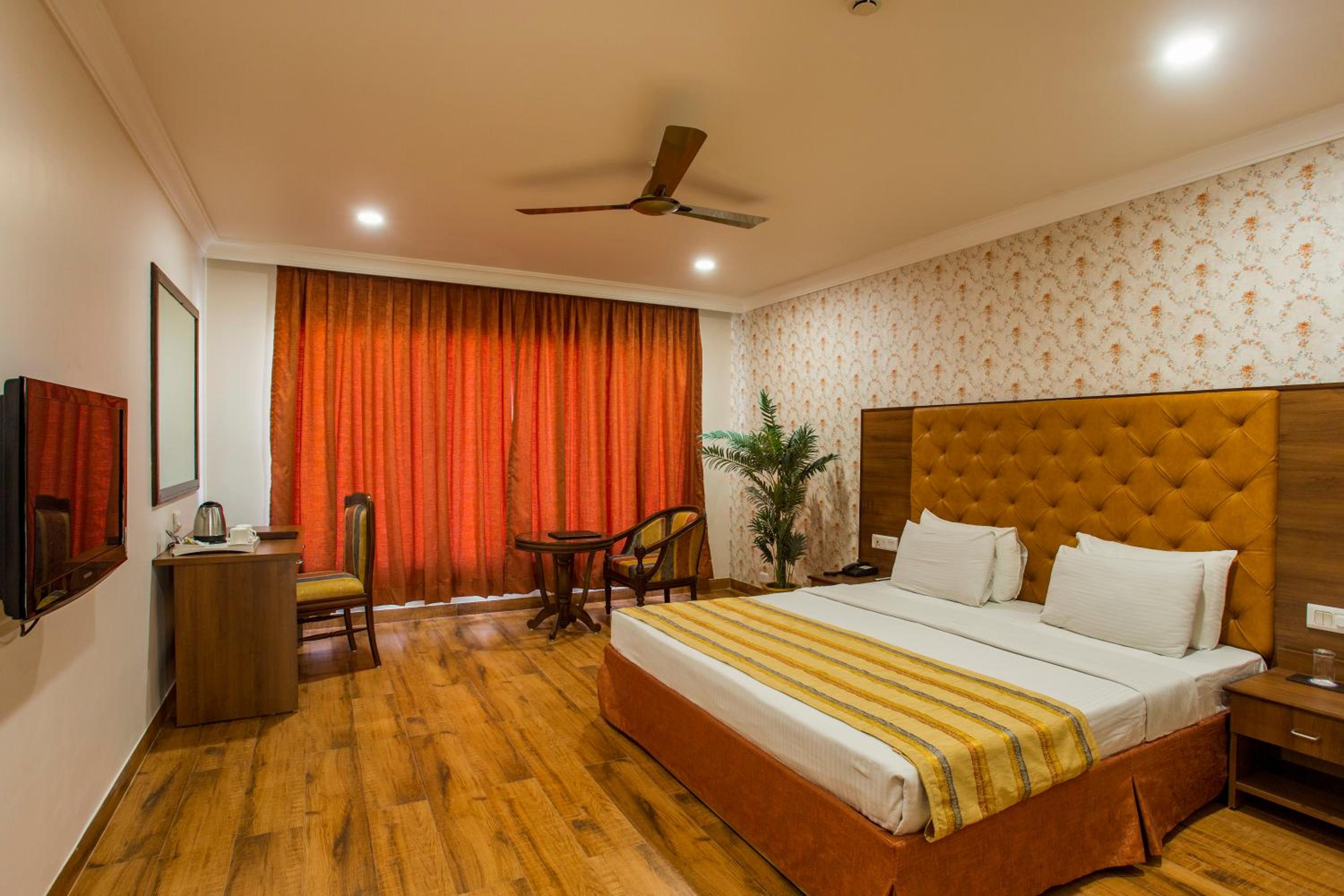 Deluxe King Room - Photo 1
