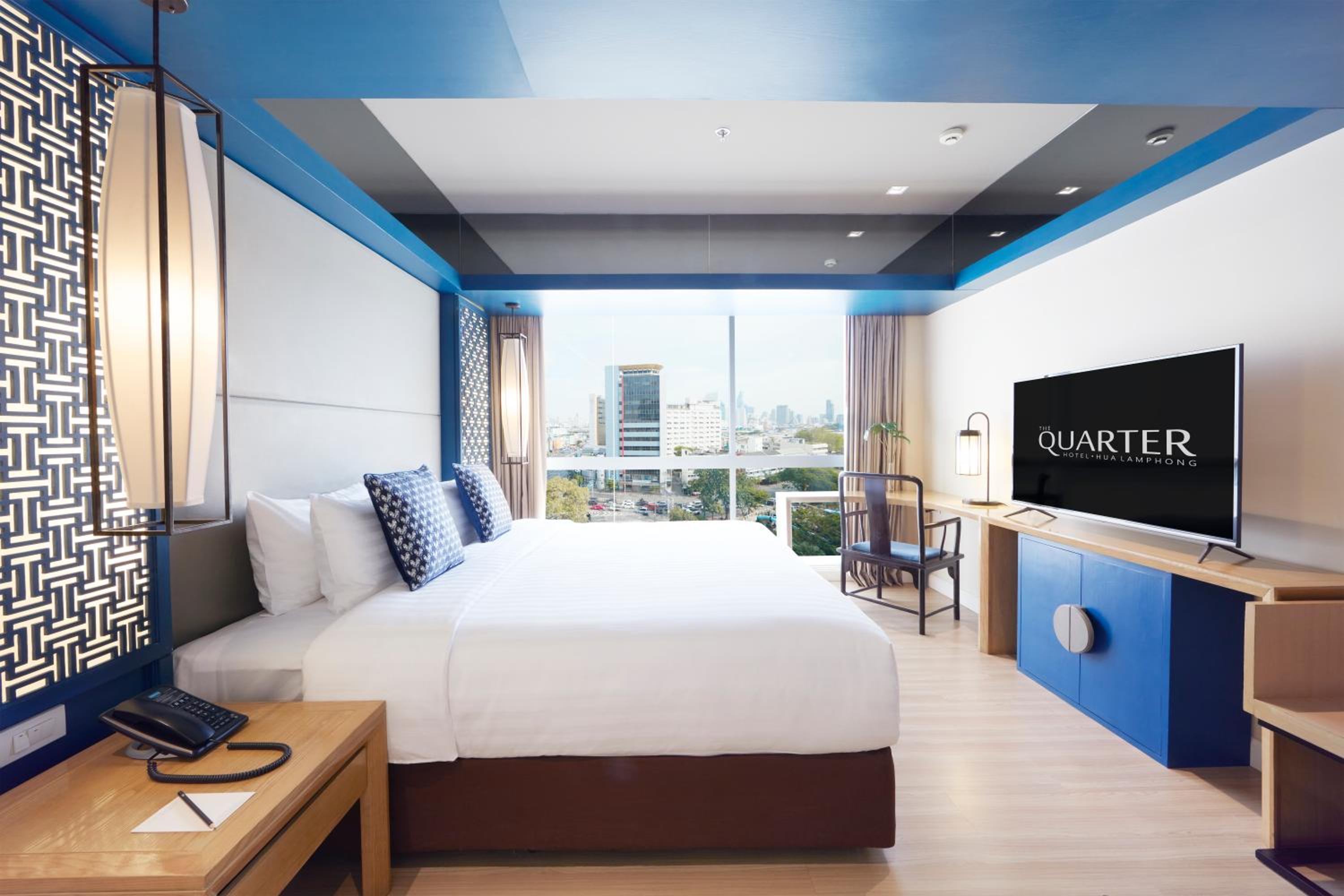 Deluxe King Room with City View photo 2