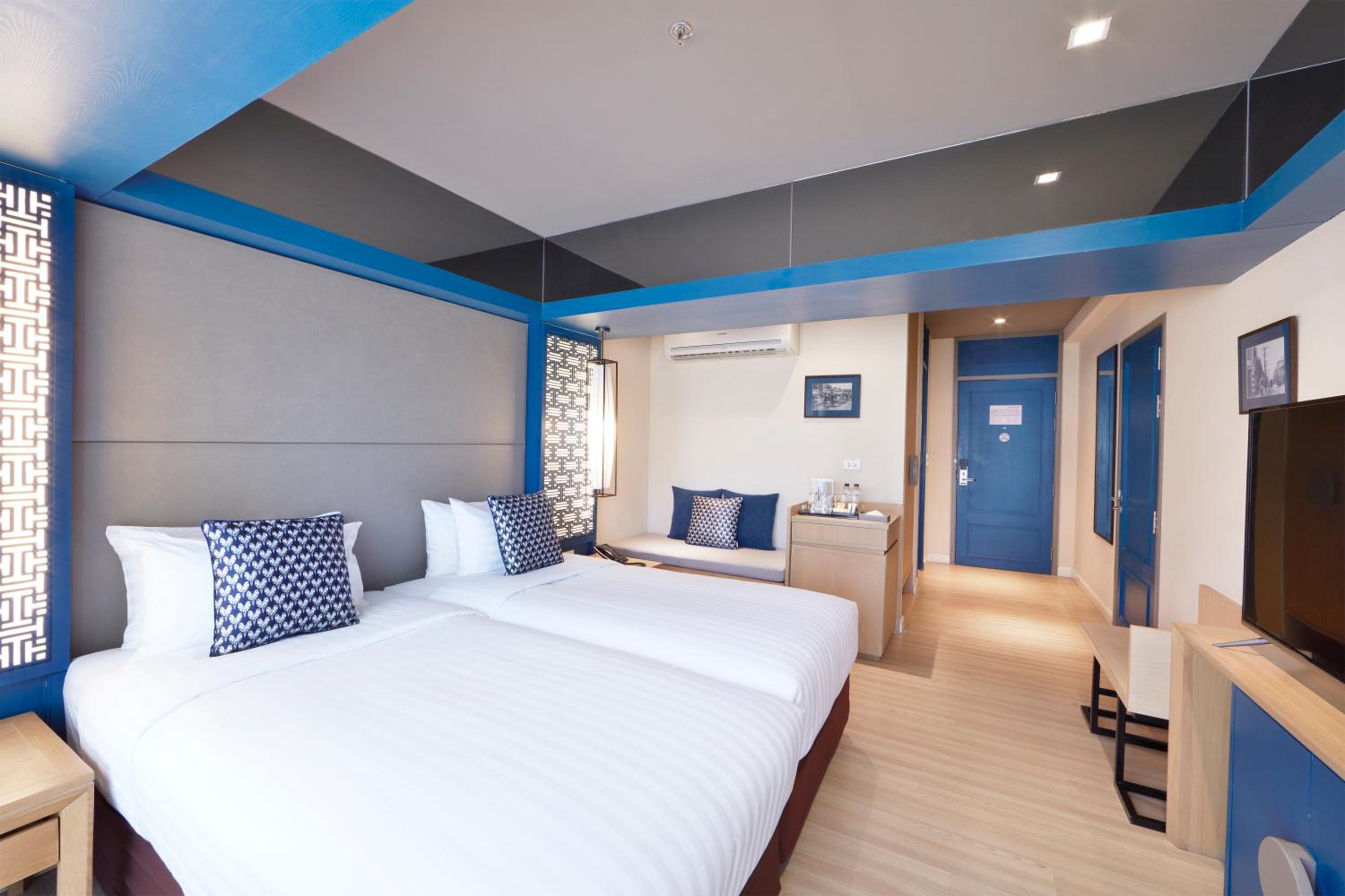Deluxe Twin Room with City View photo 2