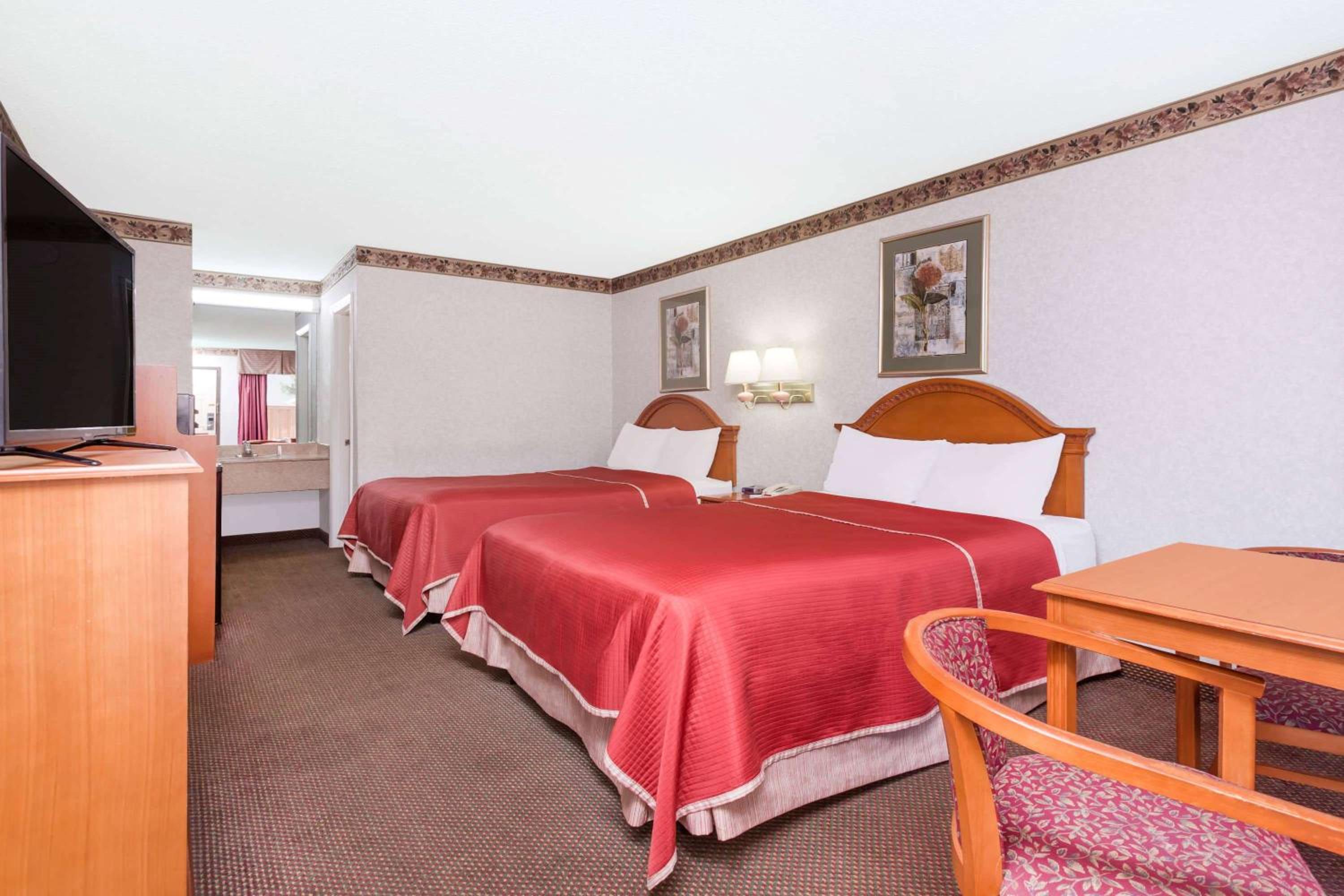 Queen Room with Two Queen Beds - Non-Smoking photo 1