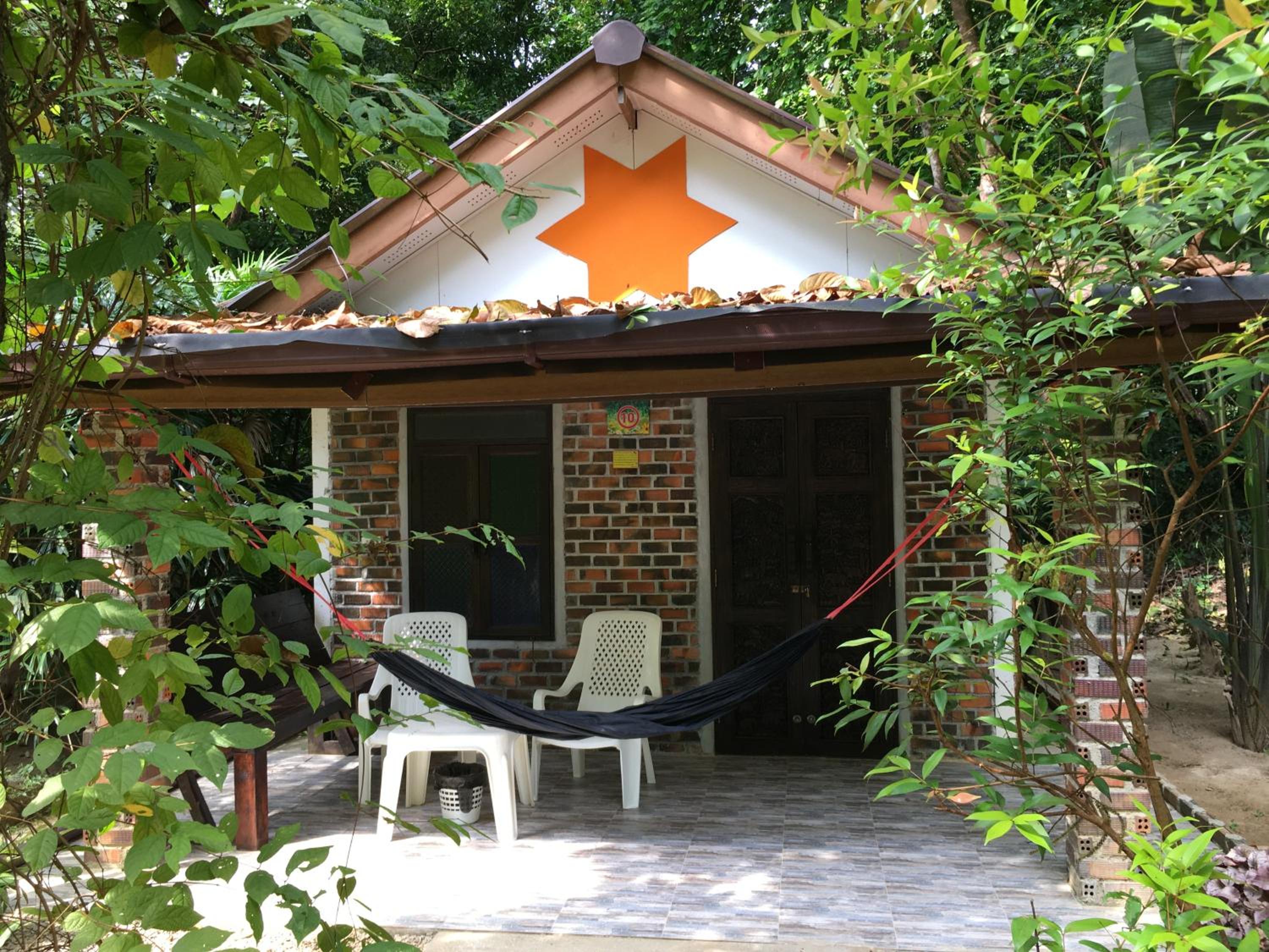 Superior Brick Bungalow with Garden View - Fan photo 2