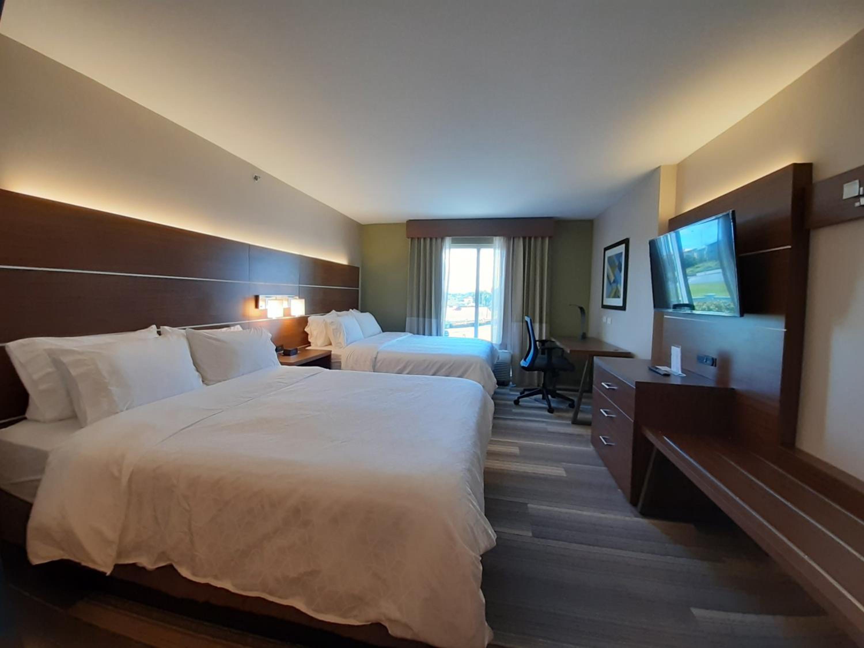 Standard Room with Two Queen Beds - Photo 3