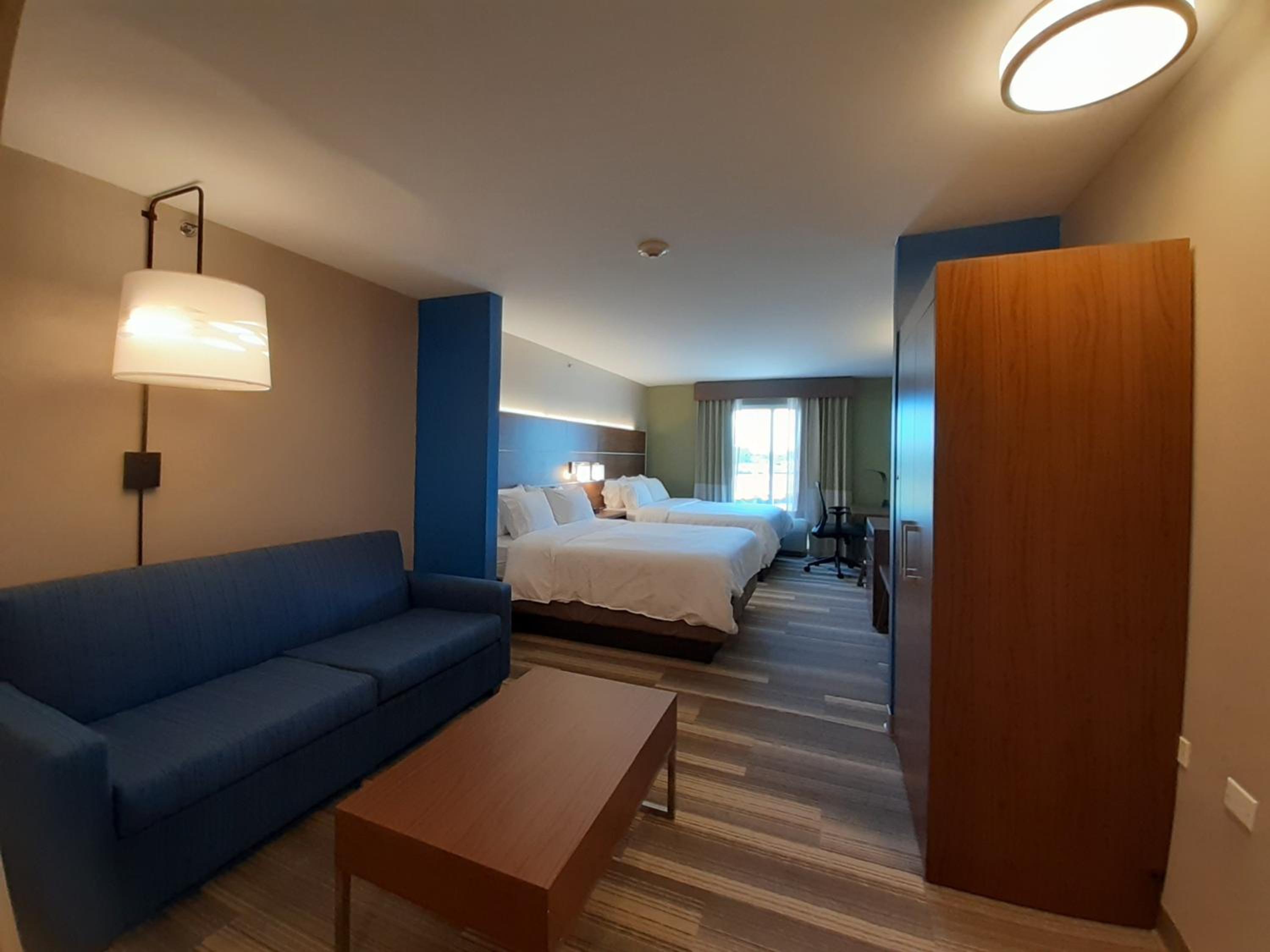 Queen Suite with Two Queen Beds - Photo 2