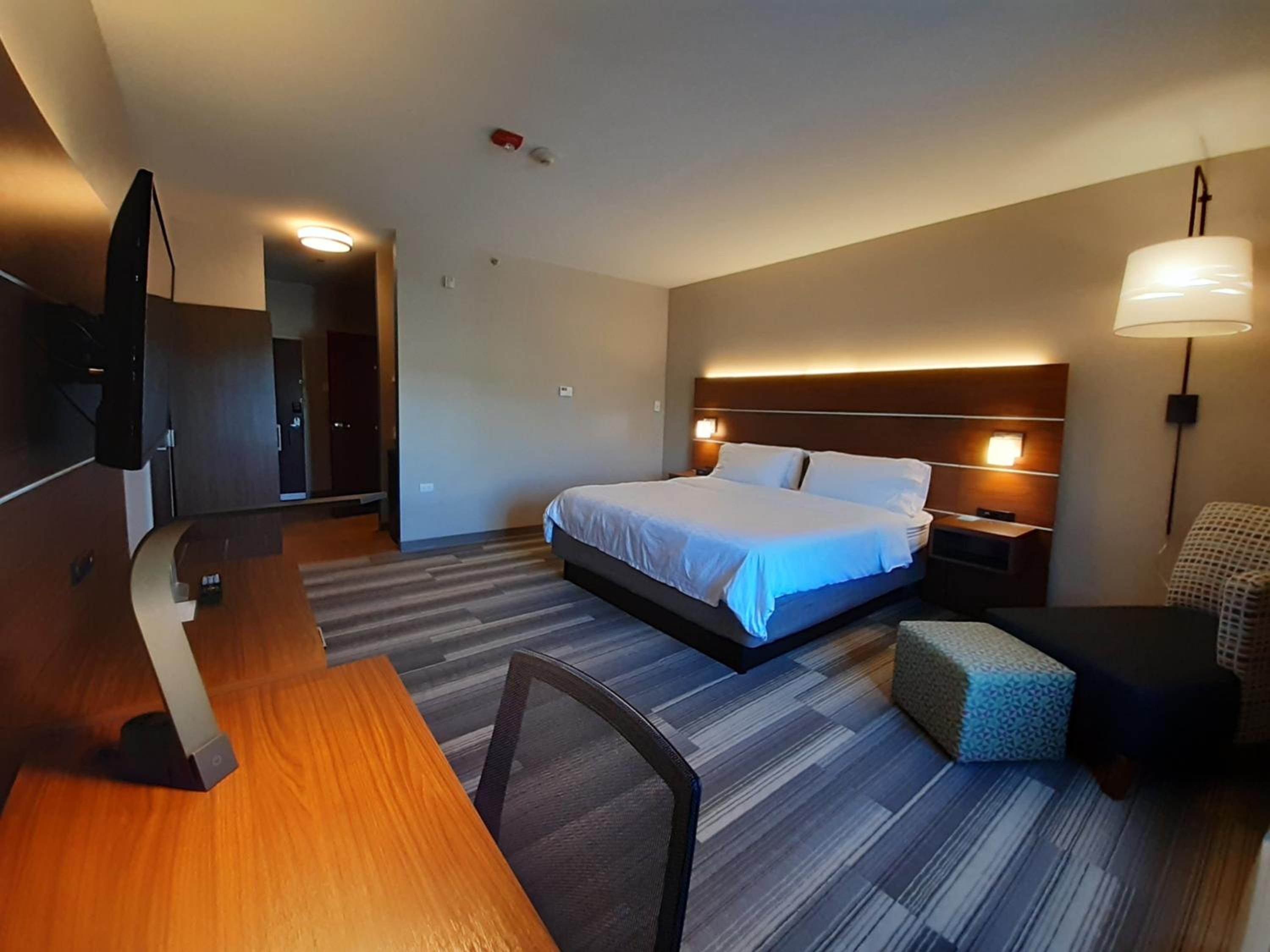 Standard King Room - Communications Accessible - Photo 7