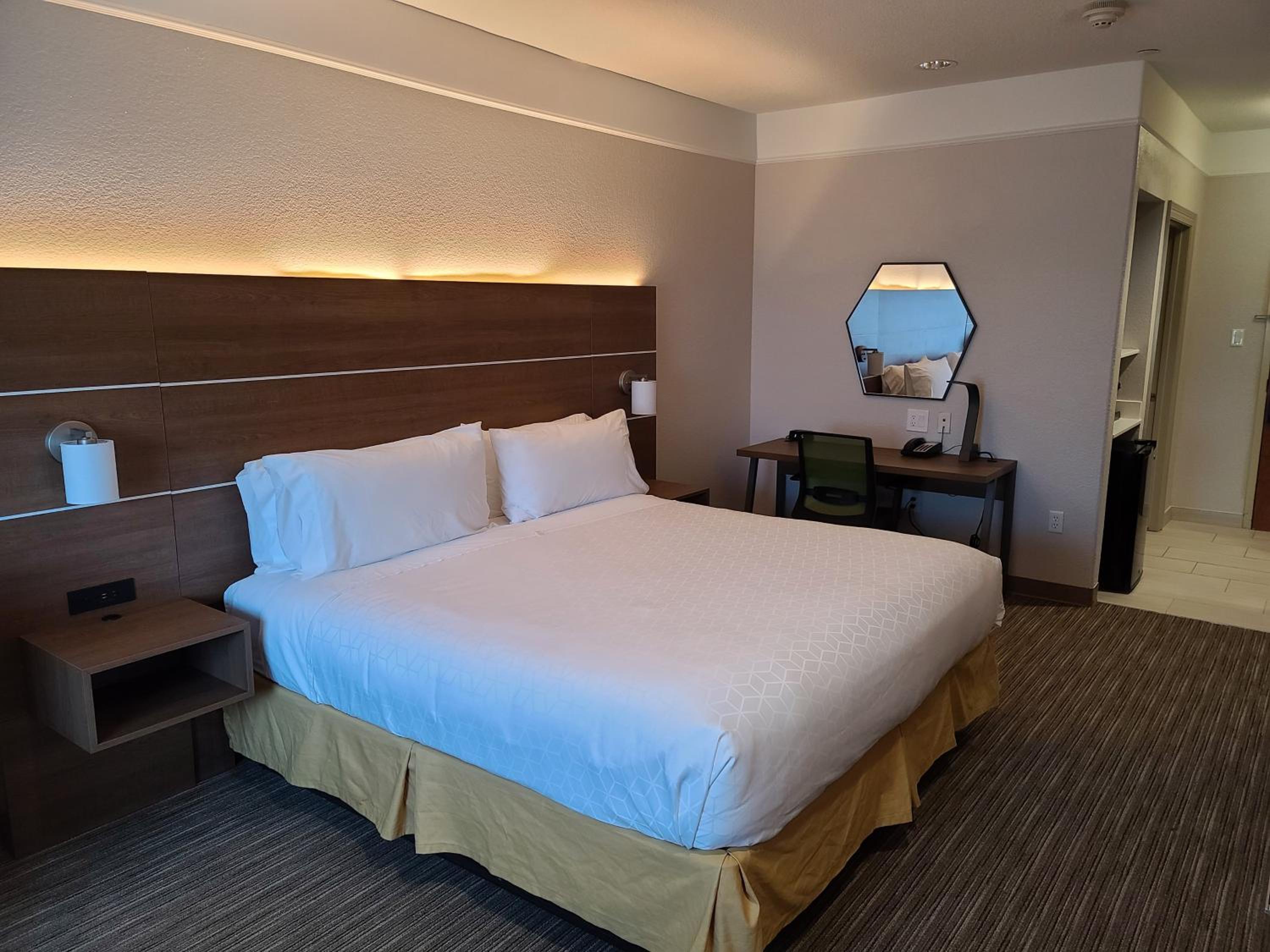 Standard King Room - Photo 3