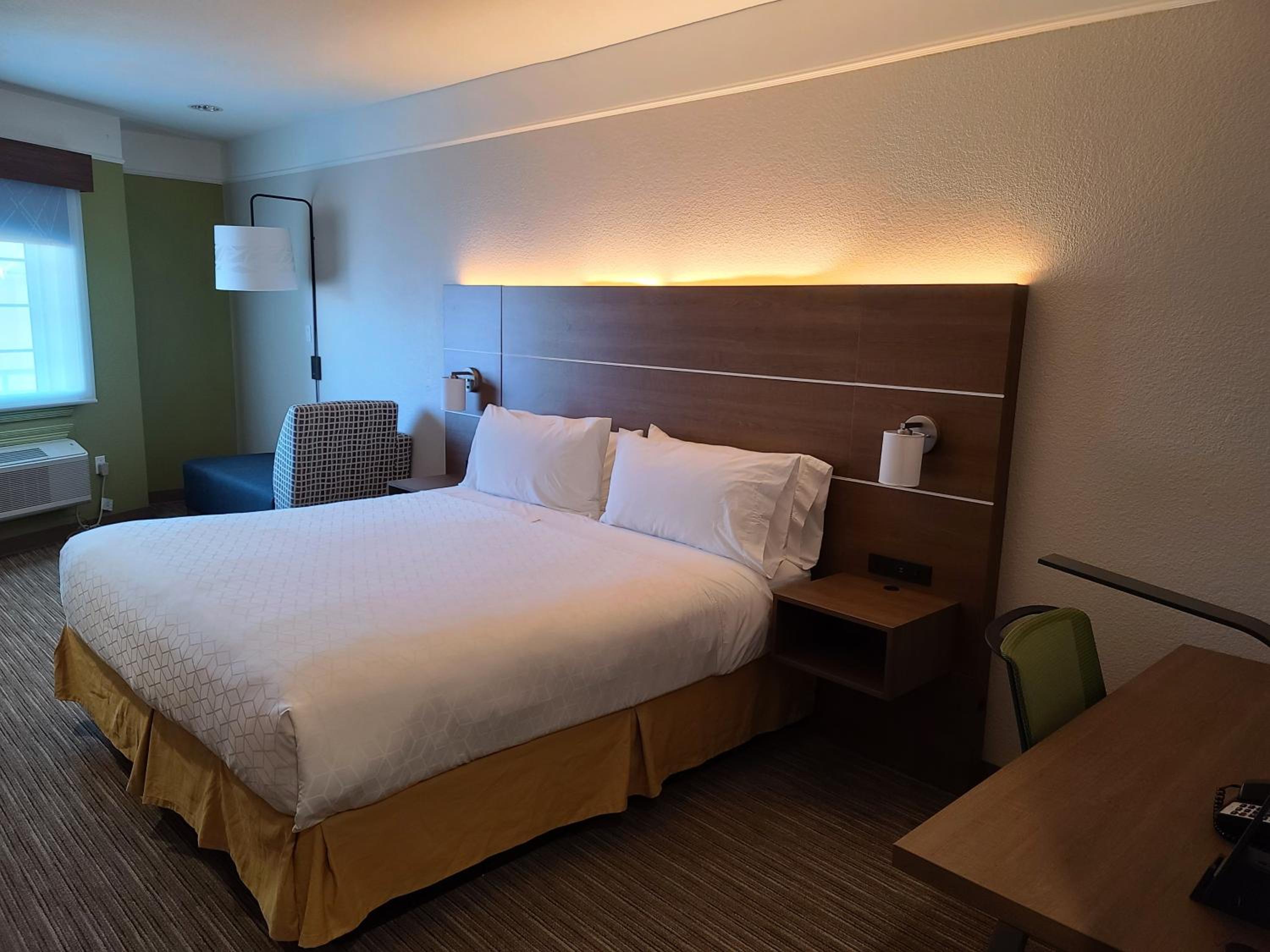 Standard King Room - Photo 12