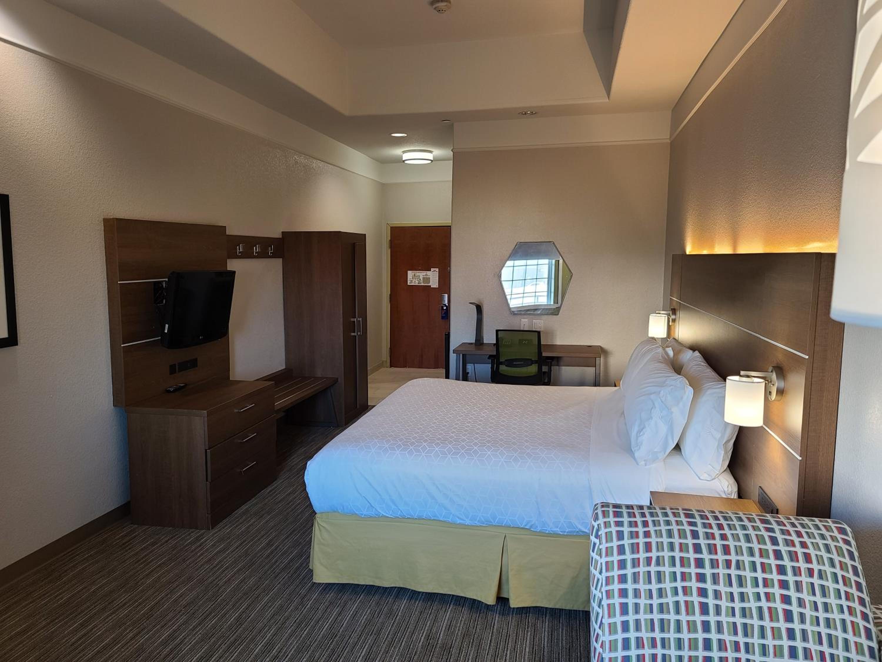 Standard King Room - Photo 7