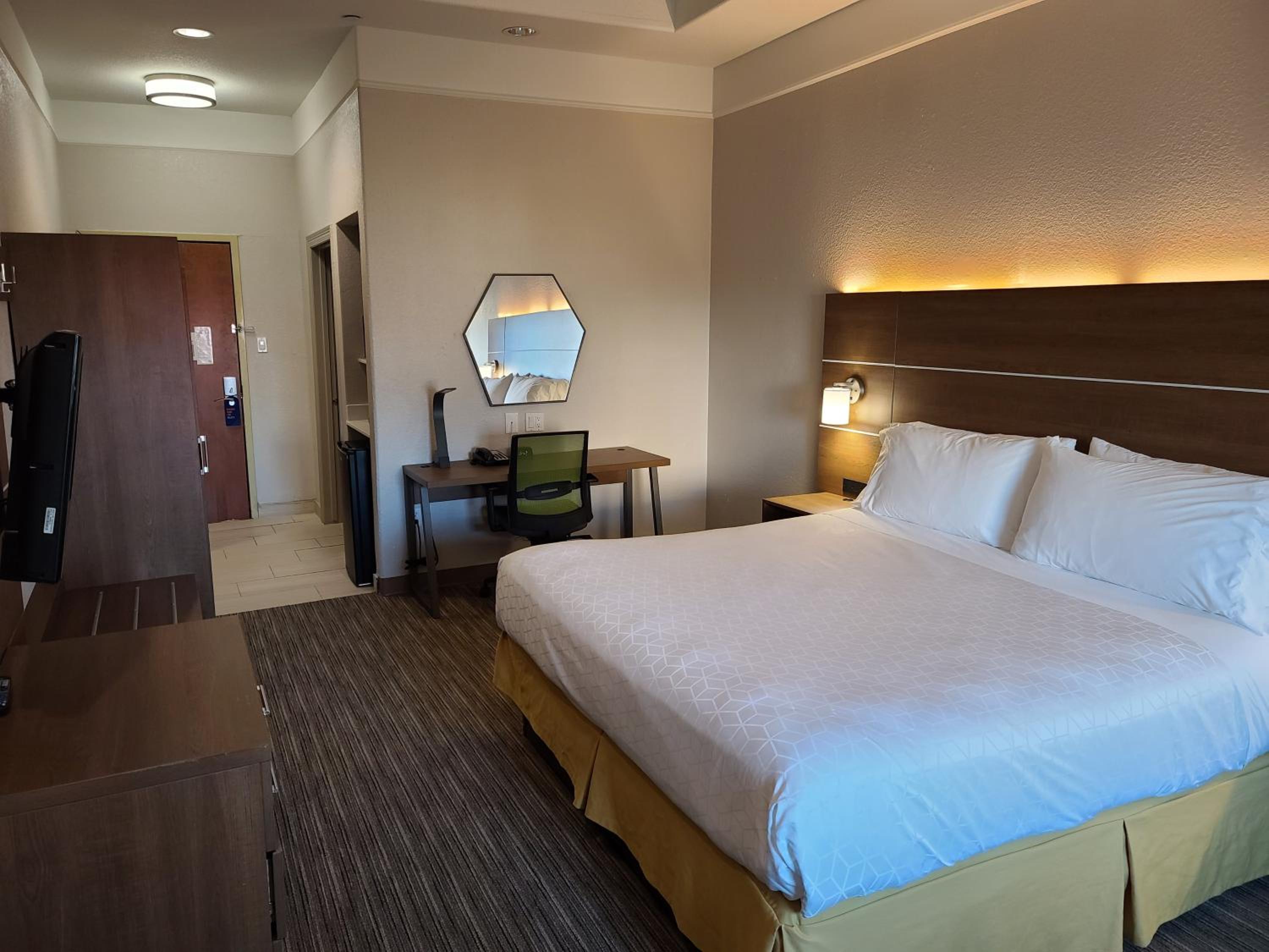 Standard King Room - Photo 13
