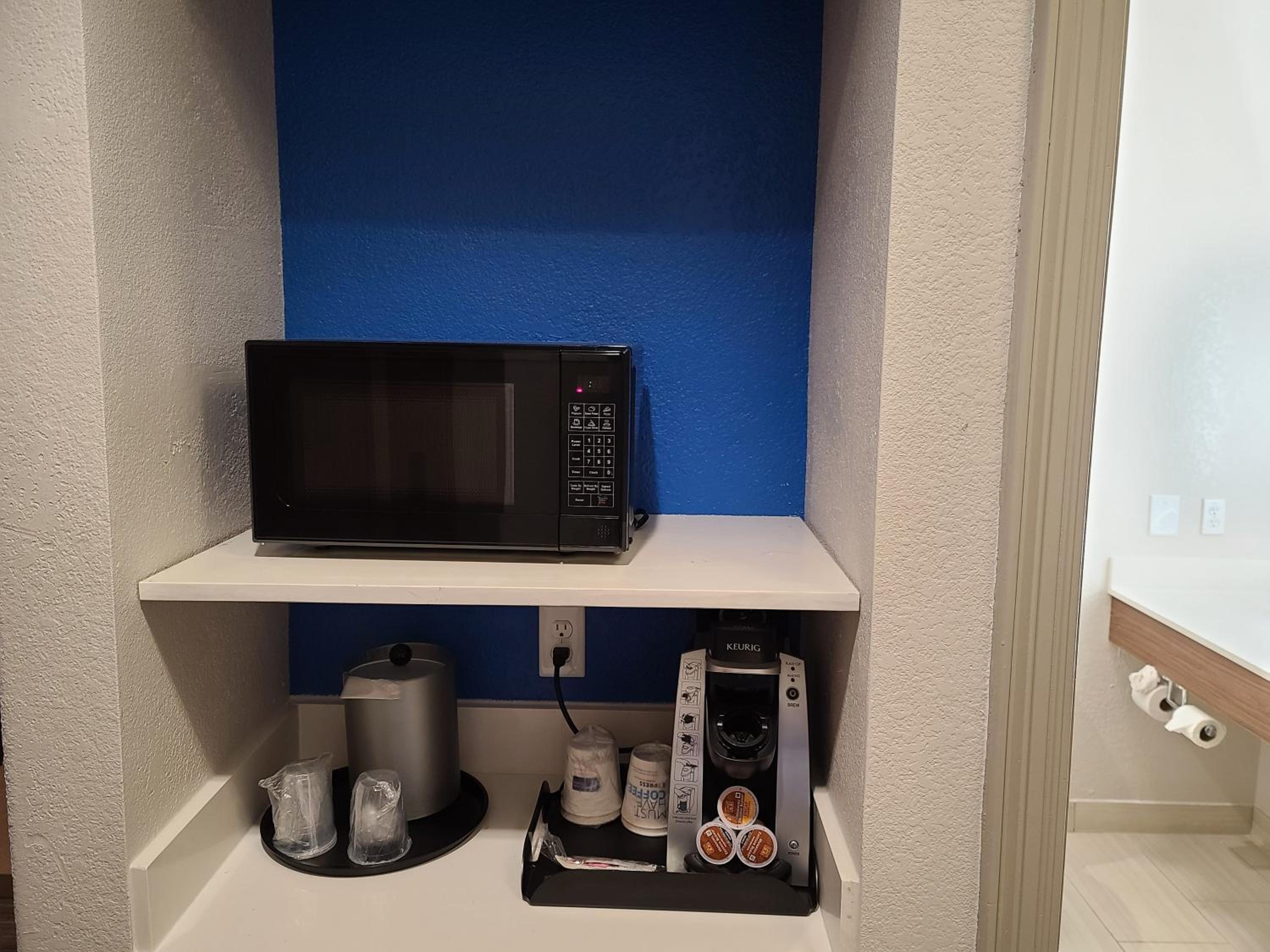 Standard King Room - Photo 15