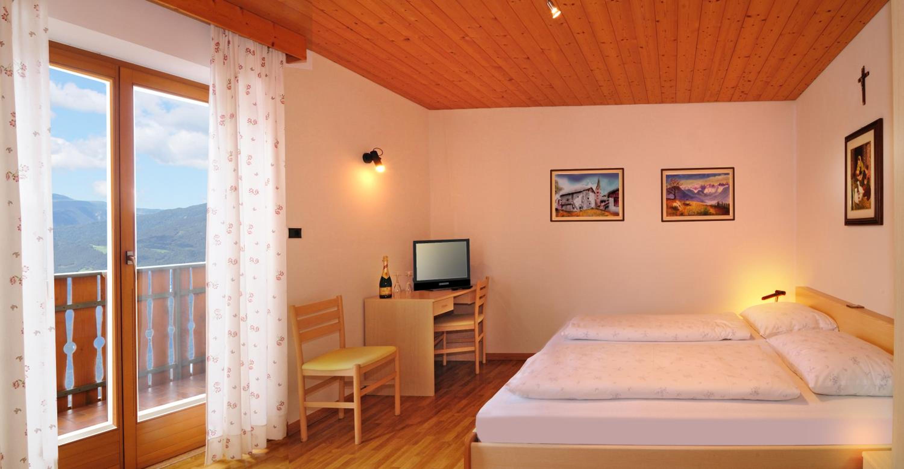 Double Room with Balcony - Photo 1